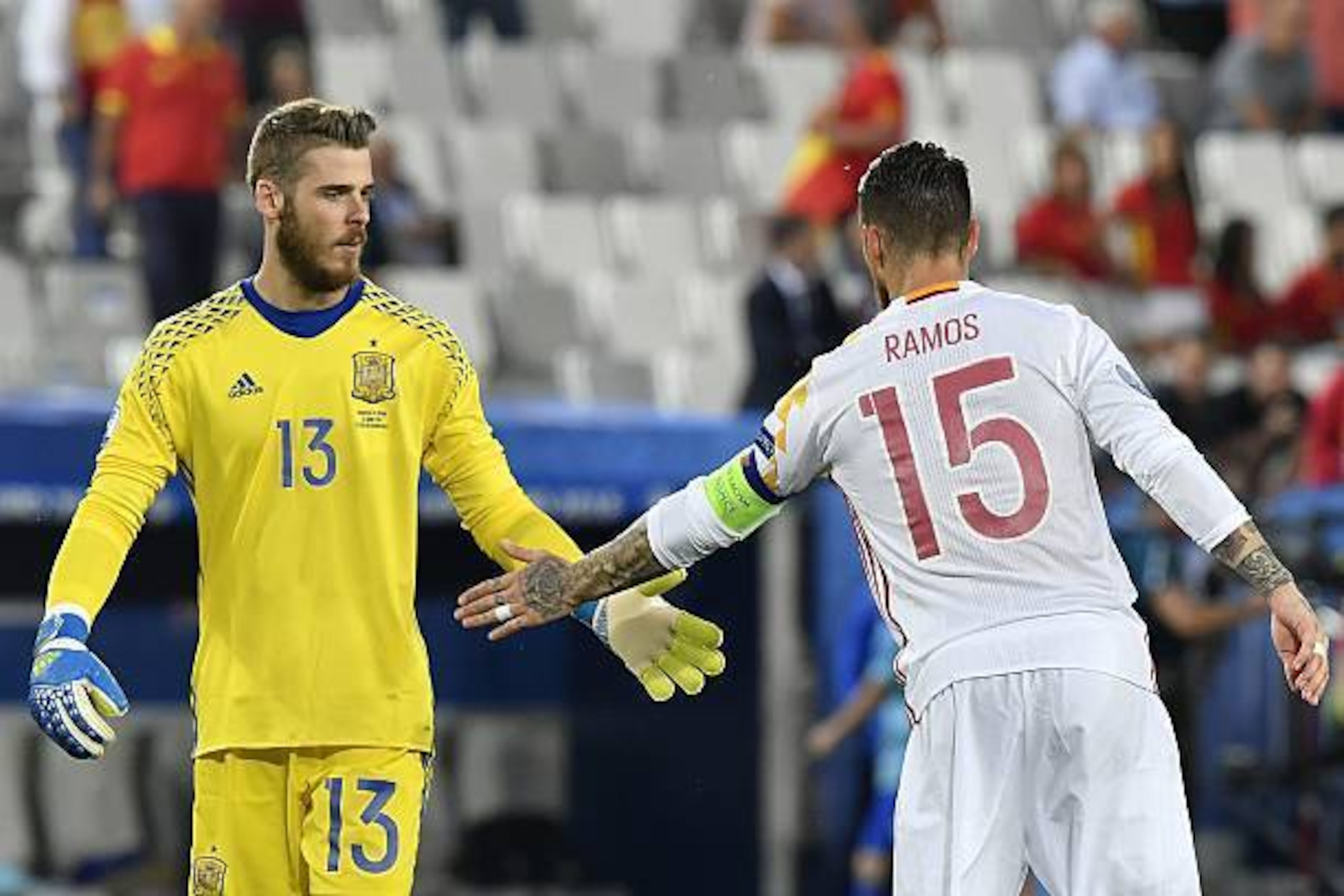 Spain's goalkeeper David De Gea and Spain's defender Sergio Ramos greet each other during the Euro 2016 group D football match between Croatia and Spain at the Matmut Atlantique stadium in Bordeaux on June 21, 2016. / AFP / GEORGES GOBET        (Photo cre