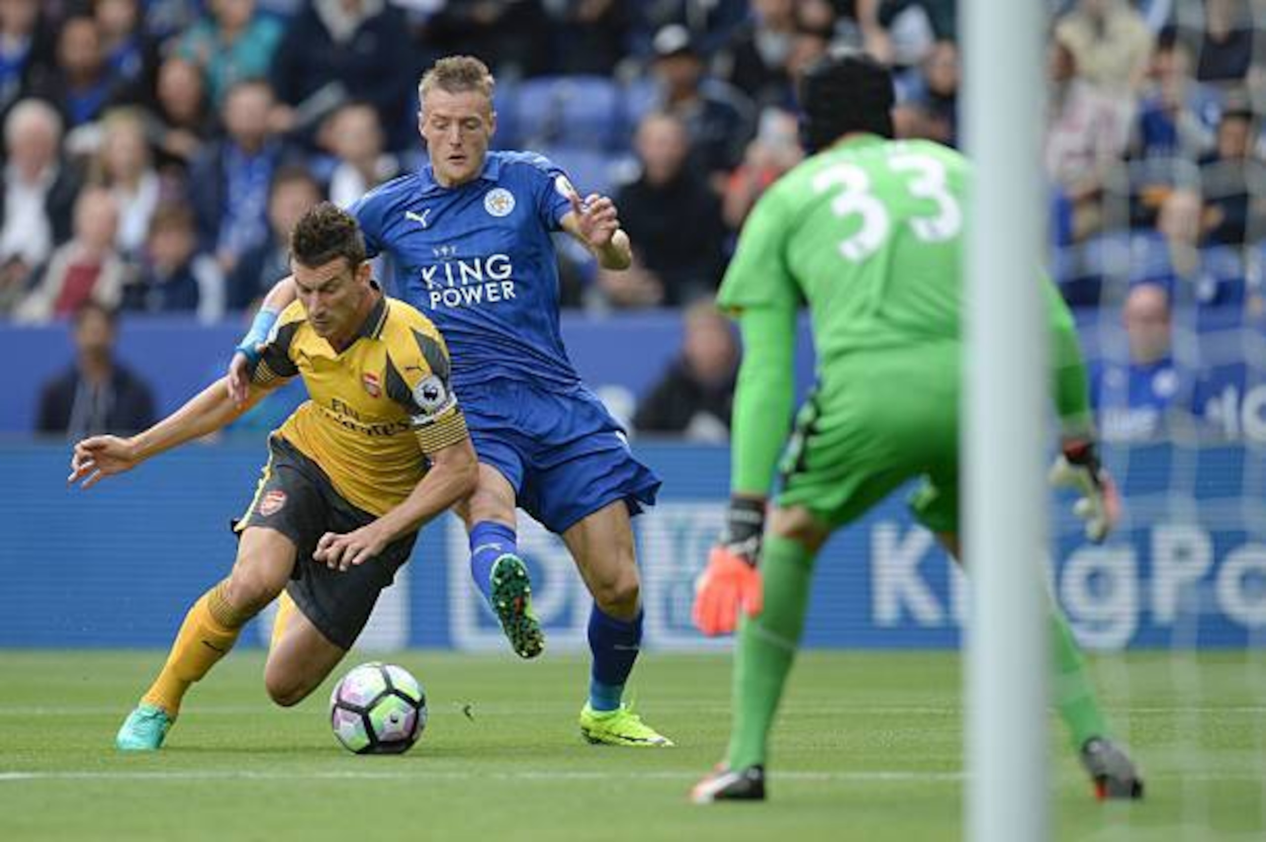 Arsenal's French defender Laurent Koscielny (L) tackles Leicester City's English striker Jamie Vardy (C) in the area during the English Premier League football match between Leicester City and Arsenal at King Power Stadium in Leicester, central England on