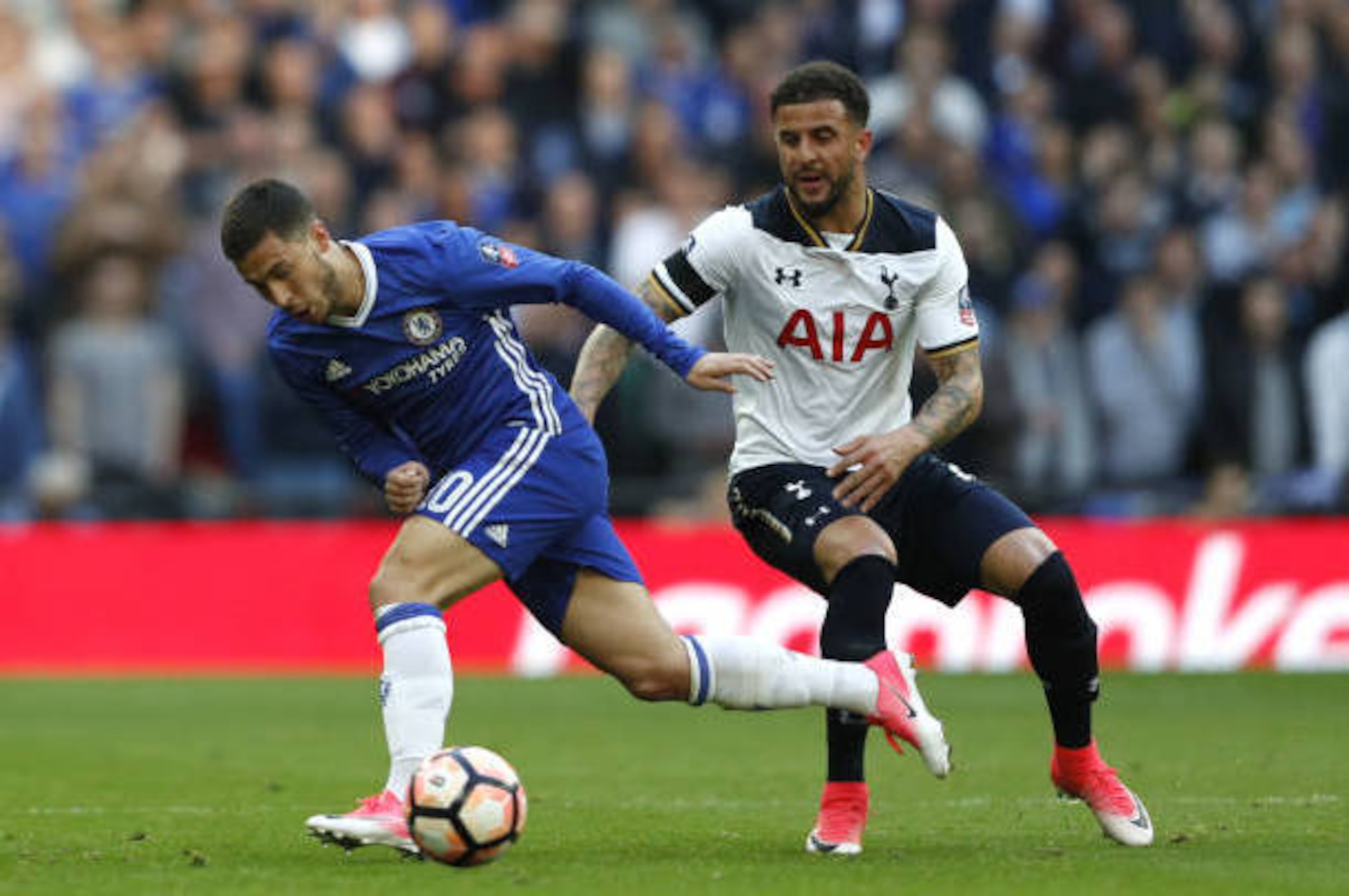 Chelsea's Belgian midfielder Eden Hazard (L) vies with Tottenham Hotspur's English defender Kyle Walker (R) during the FA Cup semi-final football match between Tottenham Hotspur and Chelsea at Wembley stadium in London on April 22, 2017. / AFP PHOTO / Adr