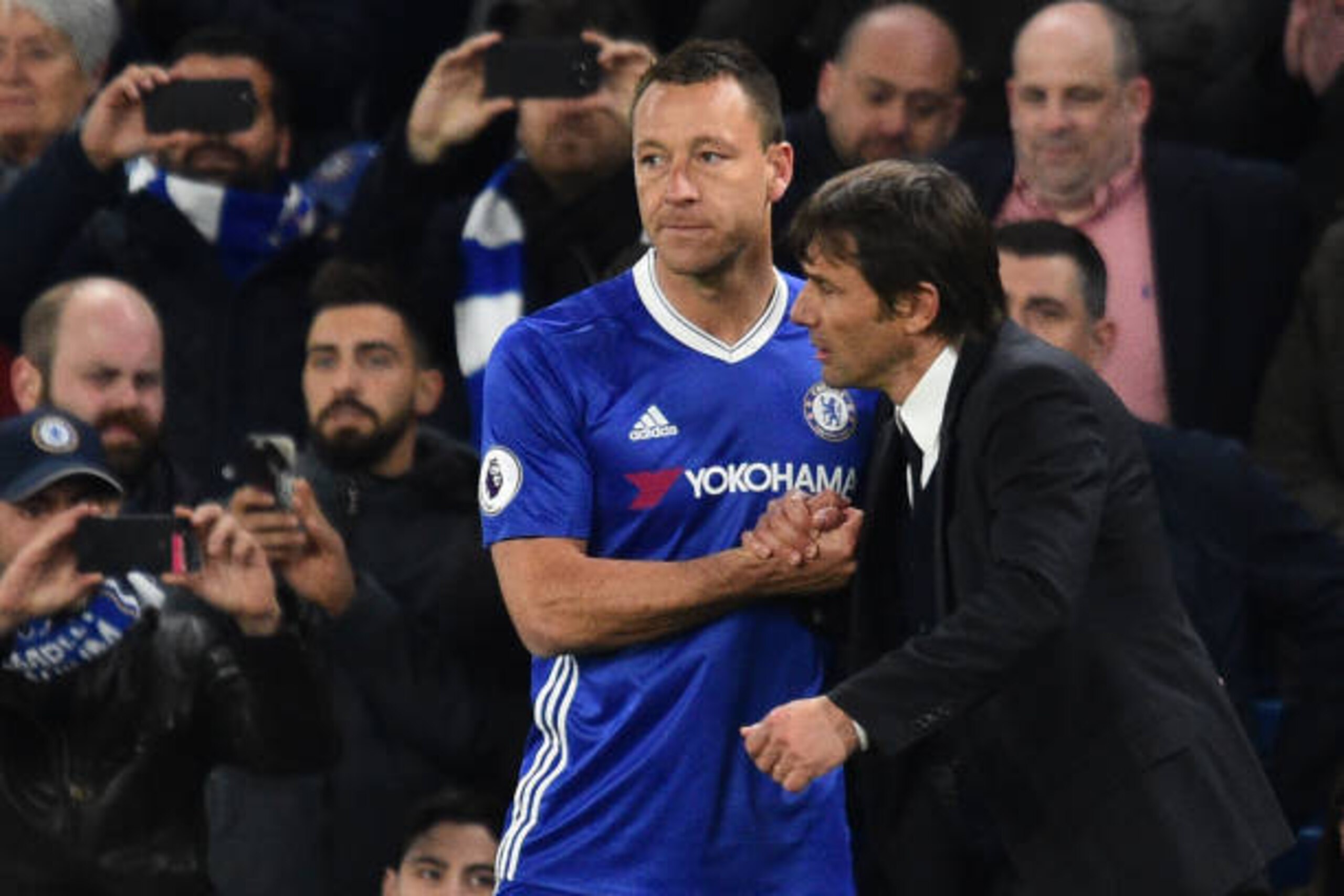 Chelsea's Italian head coach Antonio Conte (R) sends on Chelsea's English defender John Terry as a late substitute in the English Premier League football match between Chelsea and Southampton at Stamford Bridge in London on April 25, 2017. / AFP PHOTO / G