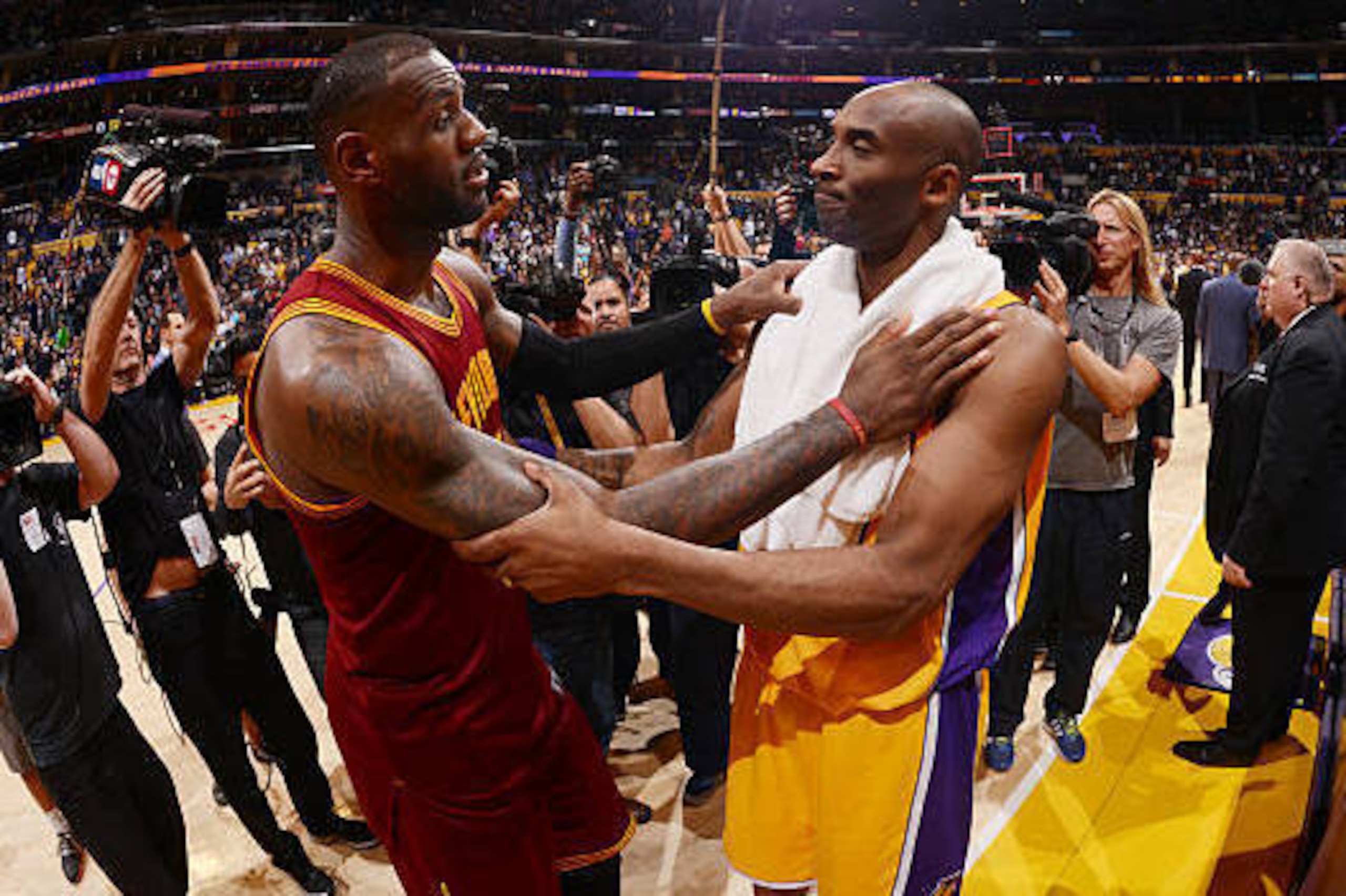 LOS ANGELES, CA - MARCH 10:  Kobe Bryant #24 of the Los Angeles Lakers shakes hands with LeBron James #23 of the Cleveland Cavaliers after the game at STAPLES Center on March 10, 2016 in Los Angeles, California. NOTE TO USER: User expressly acknowledges a