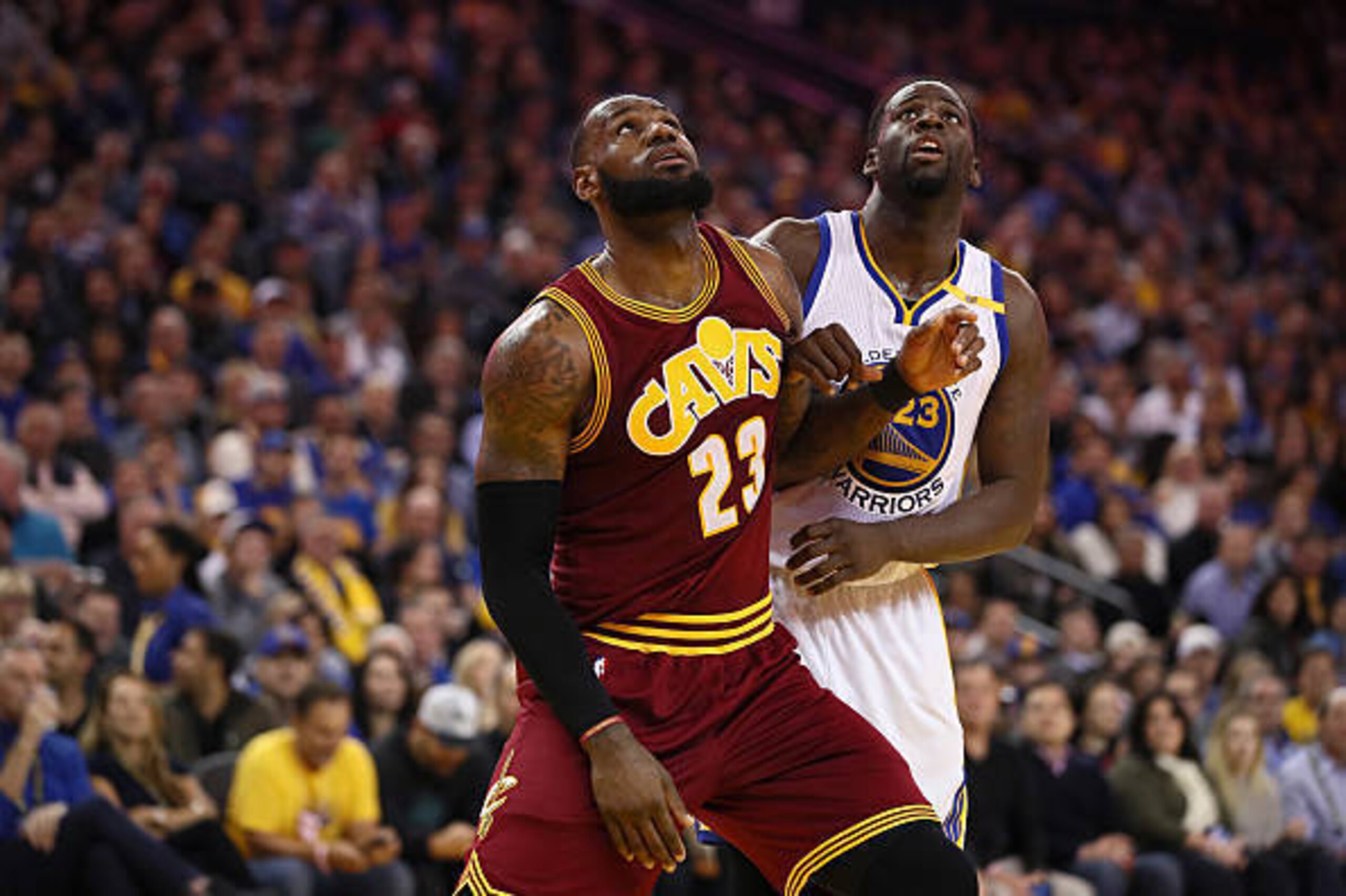OAKLAND, CA - JANUARY 16: LeBron James #23 of the Cleveland Cavaliers blocks out Draymond Green #23 of the Golden State Warriors at ORACLE Arena on January 16, 2017 in Oakland, California. NOTE TO USER: User expressly acknowledges and agrees that, by dow OAKLAND, CA - JANUARY 16: LeBron James #23 of the Cleveland Cavaliers blocks out Draymond Green #23 of the Golden State Warriors at ORACLE Arena on January 16, 2017 in Oakland, California. NOTE TO USER: User expressly acknowledges and agrees that, by dow