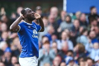 LIVERPOOL, ENGLAND - APRIL 15: Romelu Lukaku of Everton celebrates after scoring a goal to make it 3-1 during the Premier League match between Everton and Burnley at Goodison Park on April 15, 2017 in Liverpool, England. (Photo by Robbie Jay Barratt - AMA