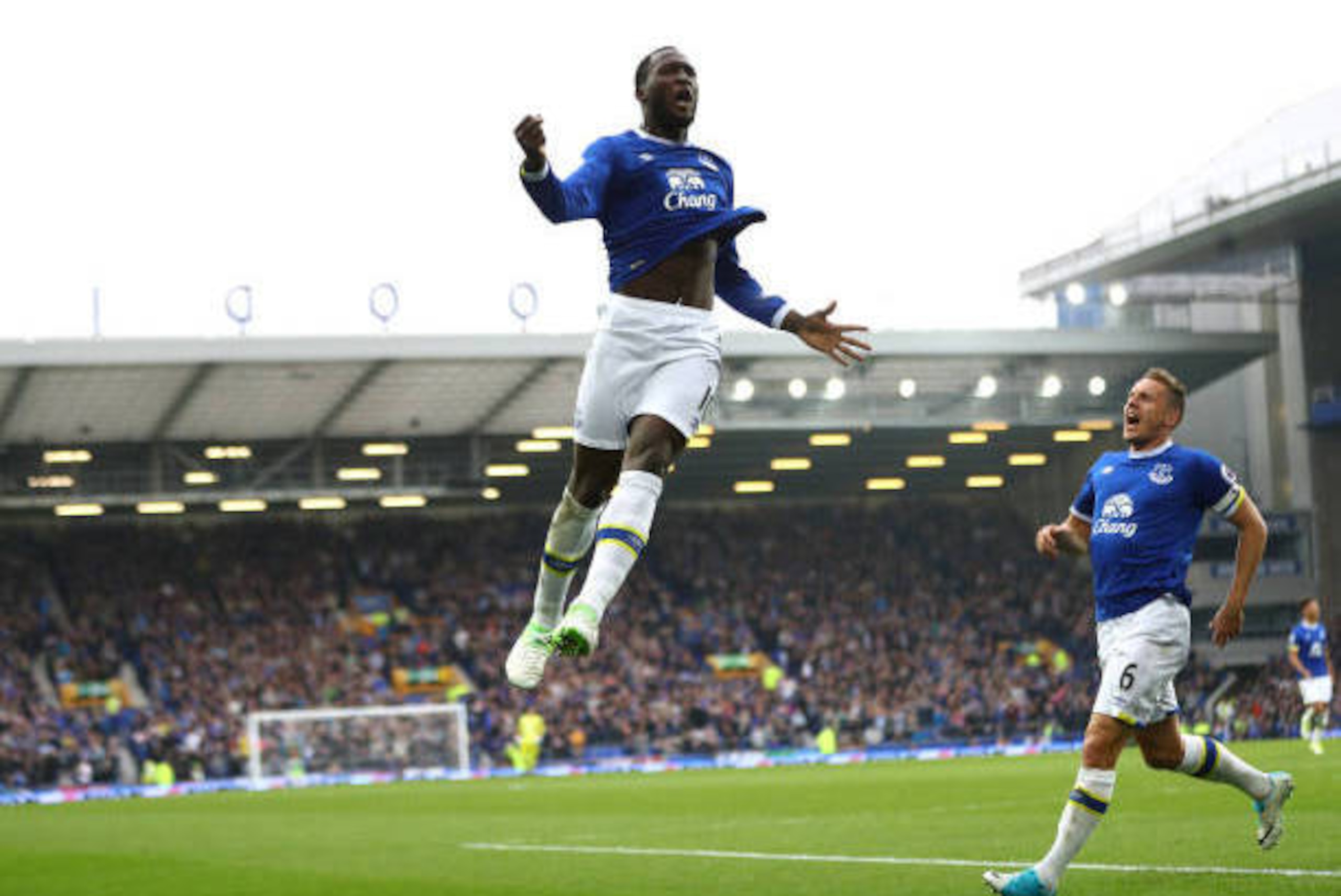 LIVERPOOL, ENGLAND - APRIL 09:  Romelu Lukaku of Everton celebrates scoring his team's fourth goal during the Premier League match between Everton and Leicester City at Goodison Park on April 9, 2017 in Liverpool, England.  (Photo by Michael Steele/Getty 