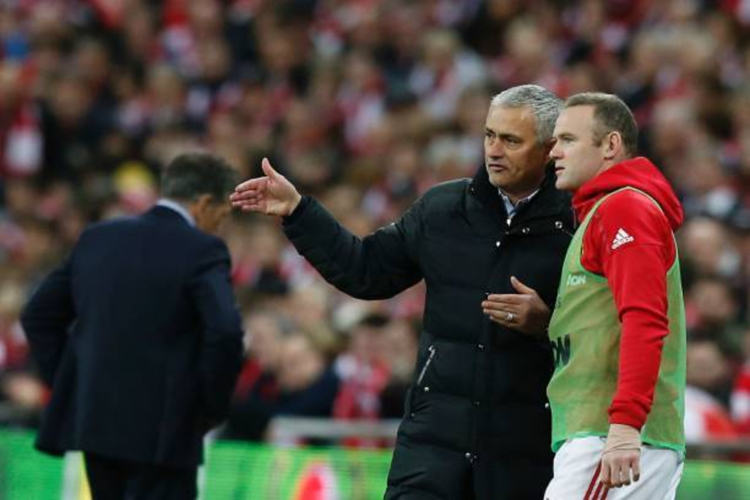 Manchester United's Portuguese manager Jose Mourinho (L) speaks to Manchester United's English striker Wayne Rooney during the English League Cup final football match between Manchester United and Southampton at Wembley stadium in north London on February