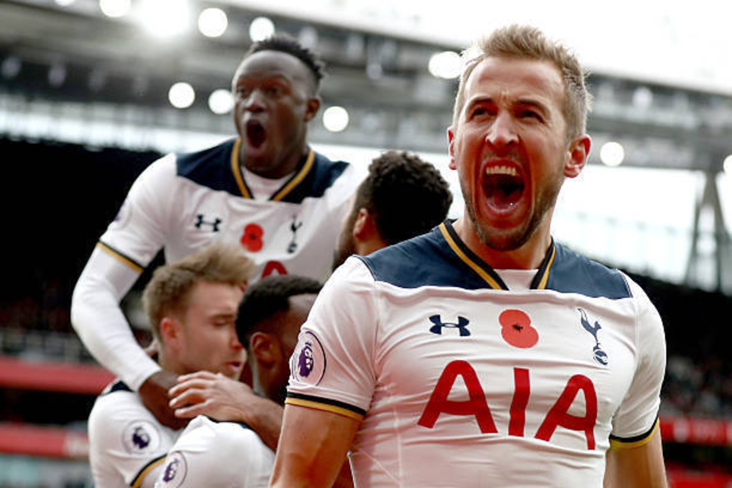 LONDON, ENGLAND - NOVEMBER 06:  Harry Kane of Tottenham Hotspur celebrates scoring his sides first goal with team mates during the Premier League match between Arsenal and Tottenham Hotspur at Emirates Stadium on November 6, 2016 in London, England.  (Pho