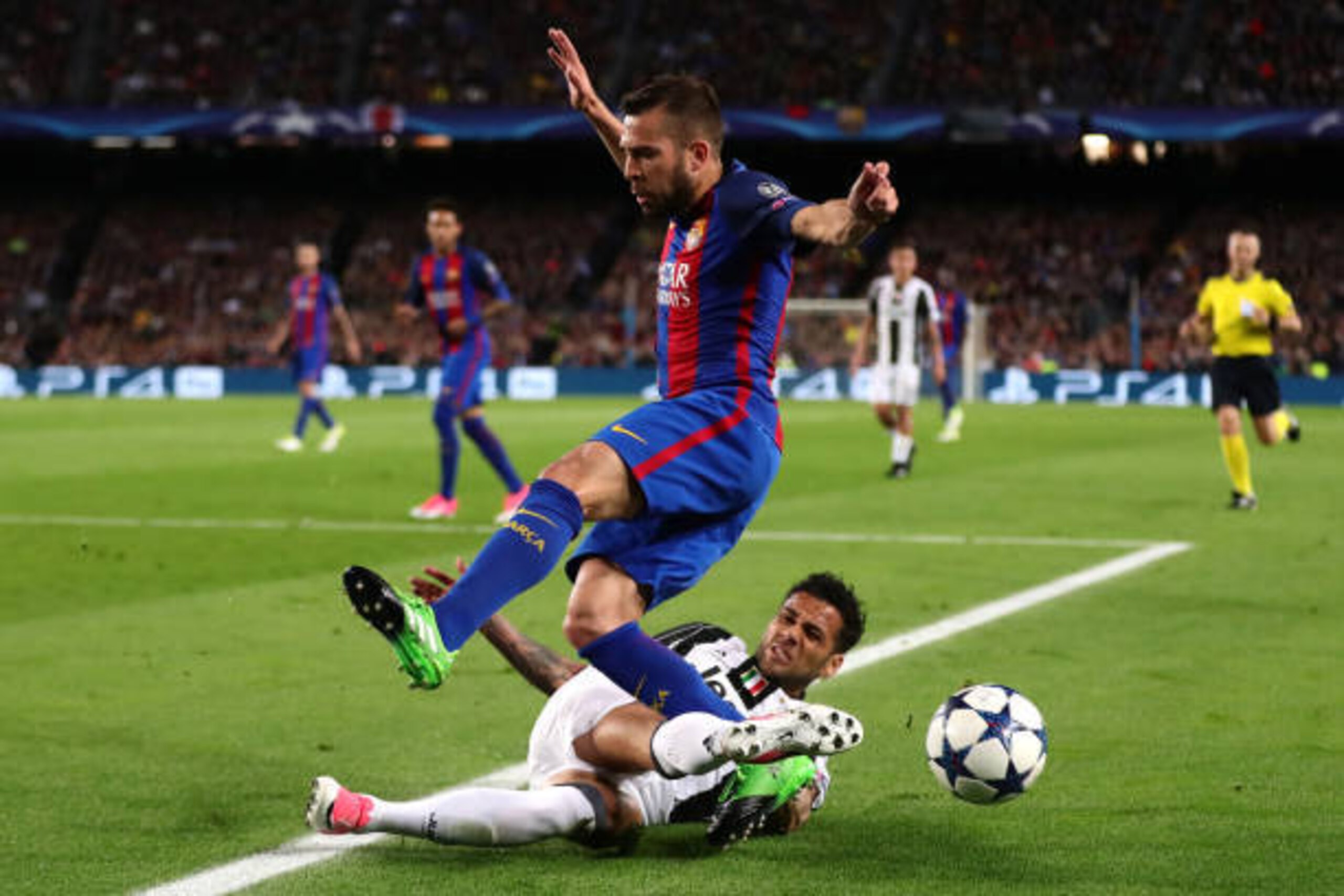 BARCELONA, SPAIN - APRIL 19:  Jordi Alba of FC Barcelona is tackled by Dani Alves of Juventus during the UEFA Champions League Quarter Final second leg match between FC Barcelona and Juventus at Camp Nou on April 19, 2017 in Barcelona, Spain.  (Photo by C