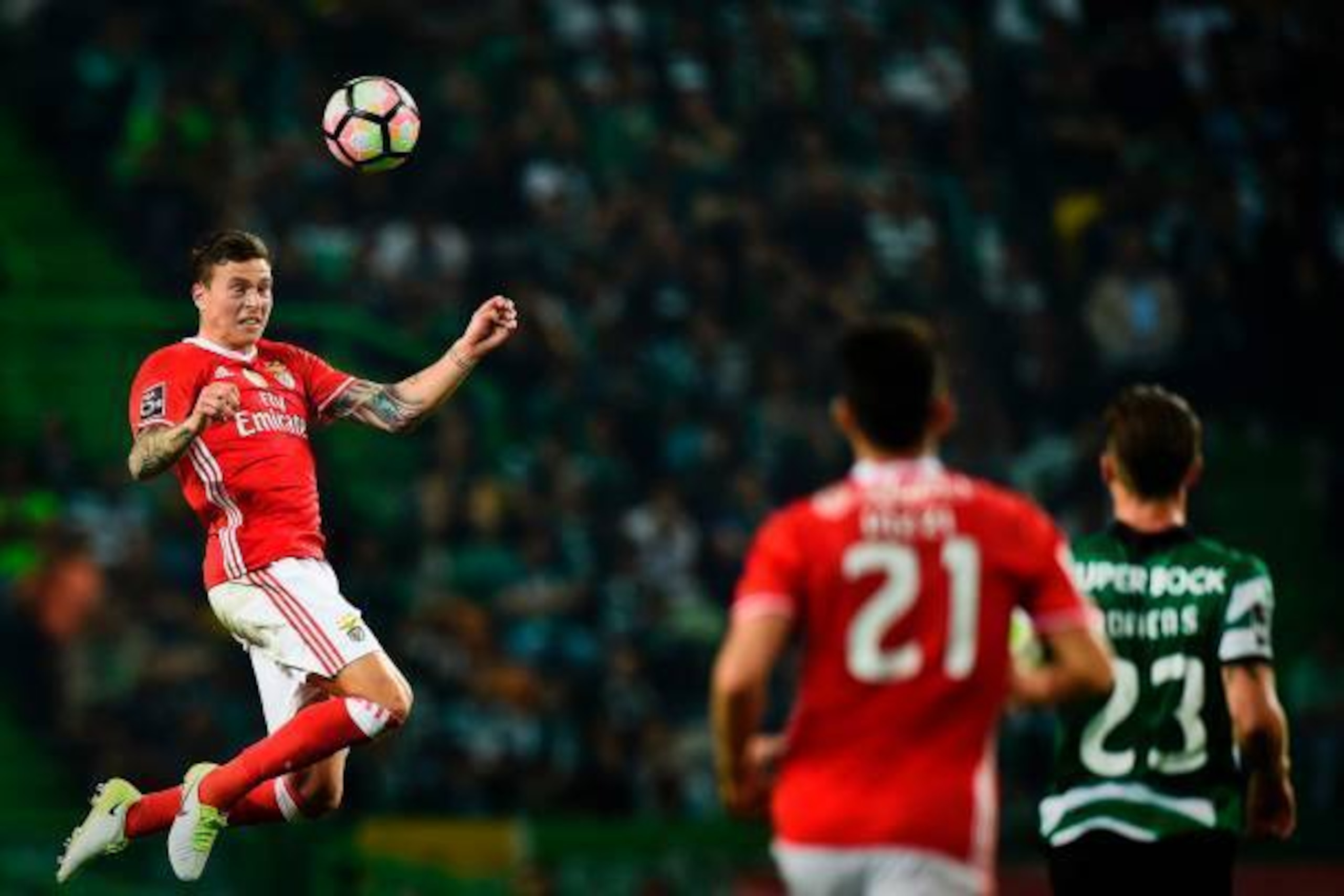 Benfica's Swedish defender Victor Lindelof (L) heads the ball during the Portuguese League football match Sporting CP vs SL Benfica at Alvalade stadium on April 22, 2017. / AFP PHOTO / PATRICIA DE MELO MOREIRA        (Photo credit should read PATRICIA DE 