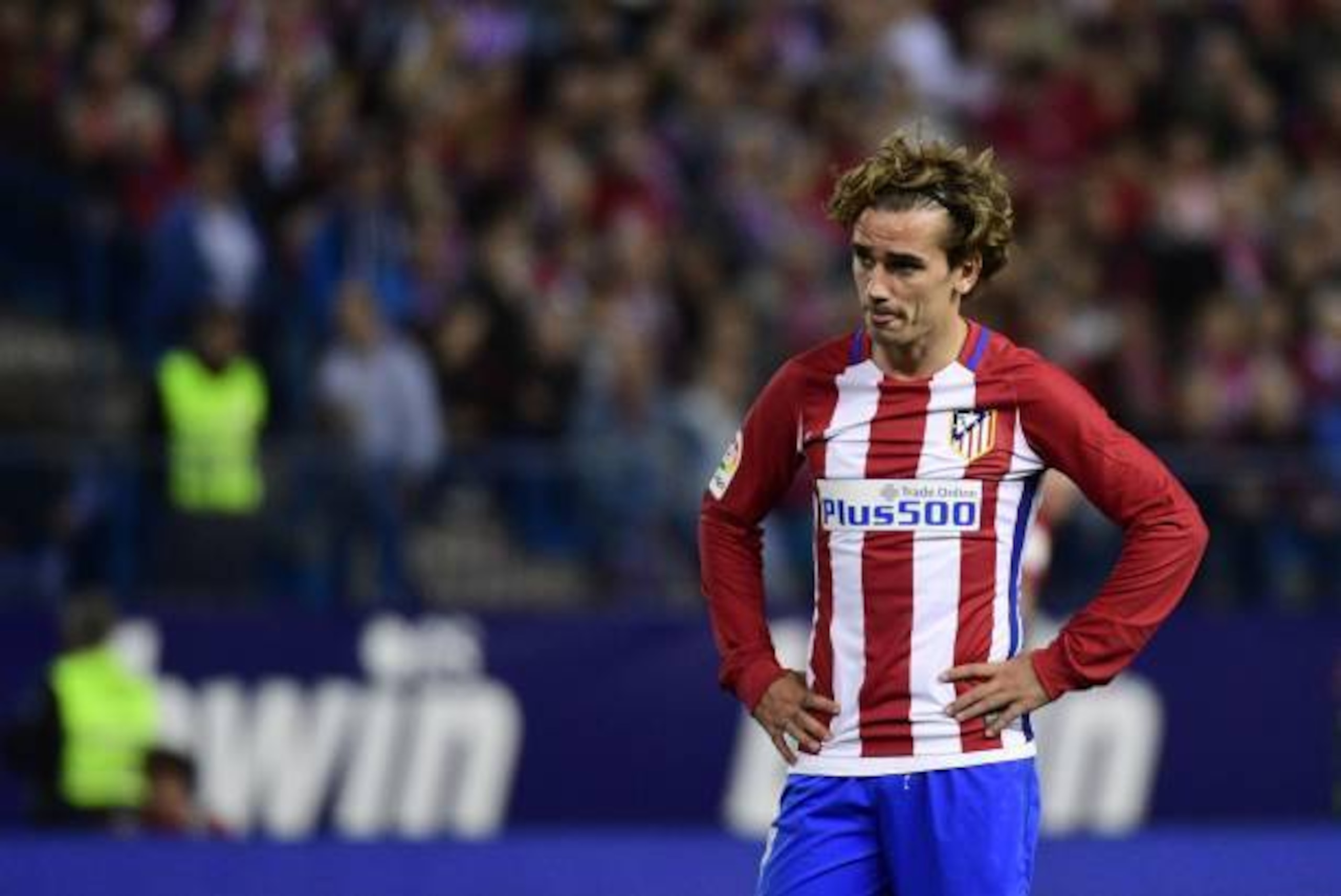 Atletico Madrid's French forward Antoine Griezmann stands on the pitch during the Spanish league football match Club Atletico de Madrid vs Villarreal CF at the Vicente Calderon stadium in Madrid on April 25, 2017. / AFP PHOTO / PIERRE-PHILIPPE MARCOU     
