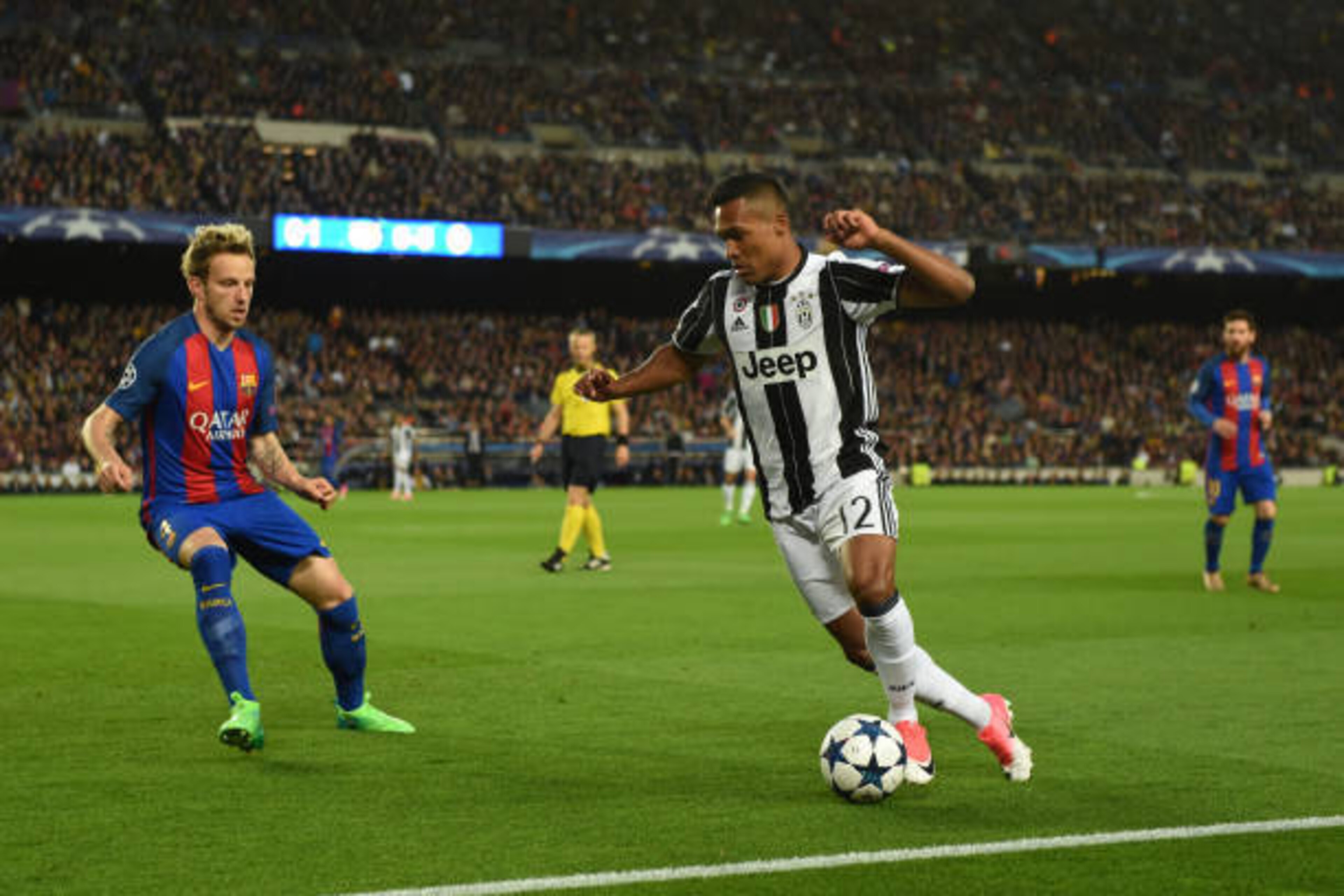 BARCELONA, SPAIN - APRIL 19: Alex Sandro of Juventus takes on Ivan Rakitic of Barcelona during the UEFA Champions League Quarter Final second leg match between FC Barcelona and Juventus at Camp Nou on April 19, 2017 in Barcelona, Spain. (Photo by Etsuo Ha