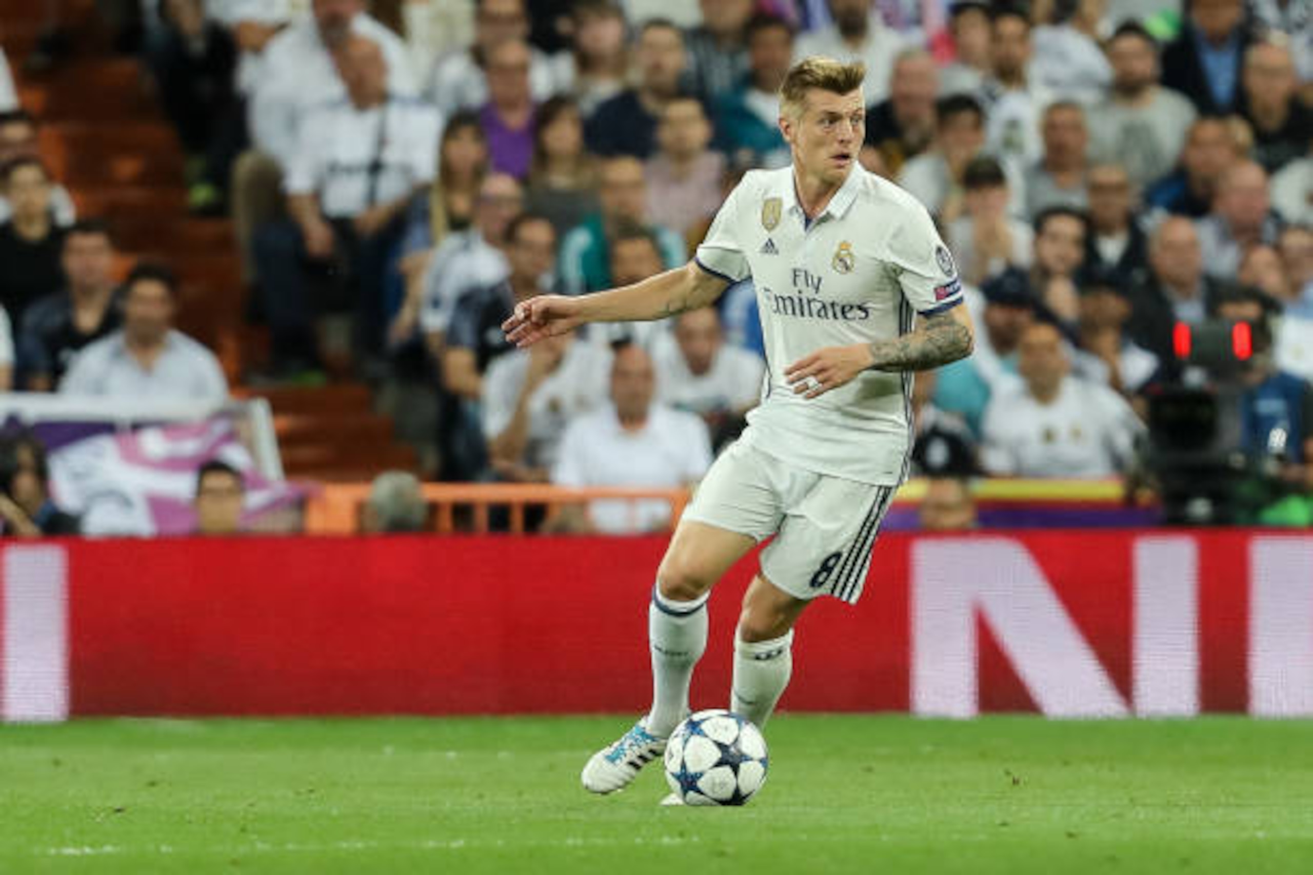 MADRID, SPAIN - APRIL 18: Toni Kroos of Real Madrid controls the ball during the UEFA Champions League Quarter Final second leg match between Real Madrid CF and FC Bayern Muenchen at Estadio Santiago Bernabeu on April 18, 2017 in Madrid, Spain. (Photo by MADRID, SPAIN - APRIL 18: Toni Kroos of Real Madrid controls the ball during the UEFA Champions League Quarter Final second leg match between Real Madrid CF and FC Bayern Muenchen at Estadio Santiago Bernabeu on April 18, 2017 in Madrid, Spain. (Photo by