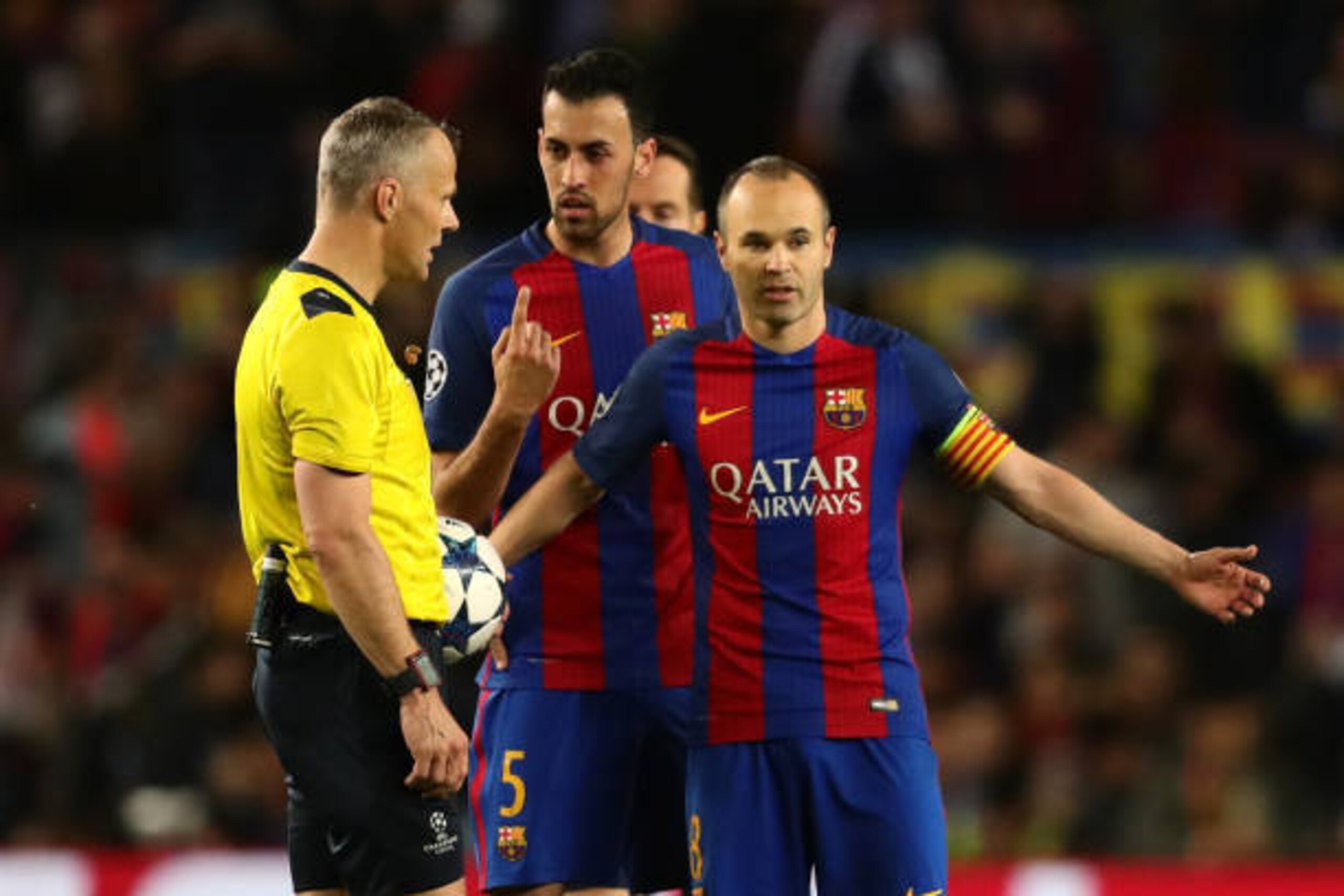 BARCELONA, SPAIN - APRIL 19:  Andres Iniesta and Sergio Busquets of FC Barcelona speak to Referee Bjoern Kuipers at half time during the UEFA Champions League Quarter Final second leg match between FC Barcelona and Juventus at Camp Nou on April 19, 2017 i