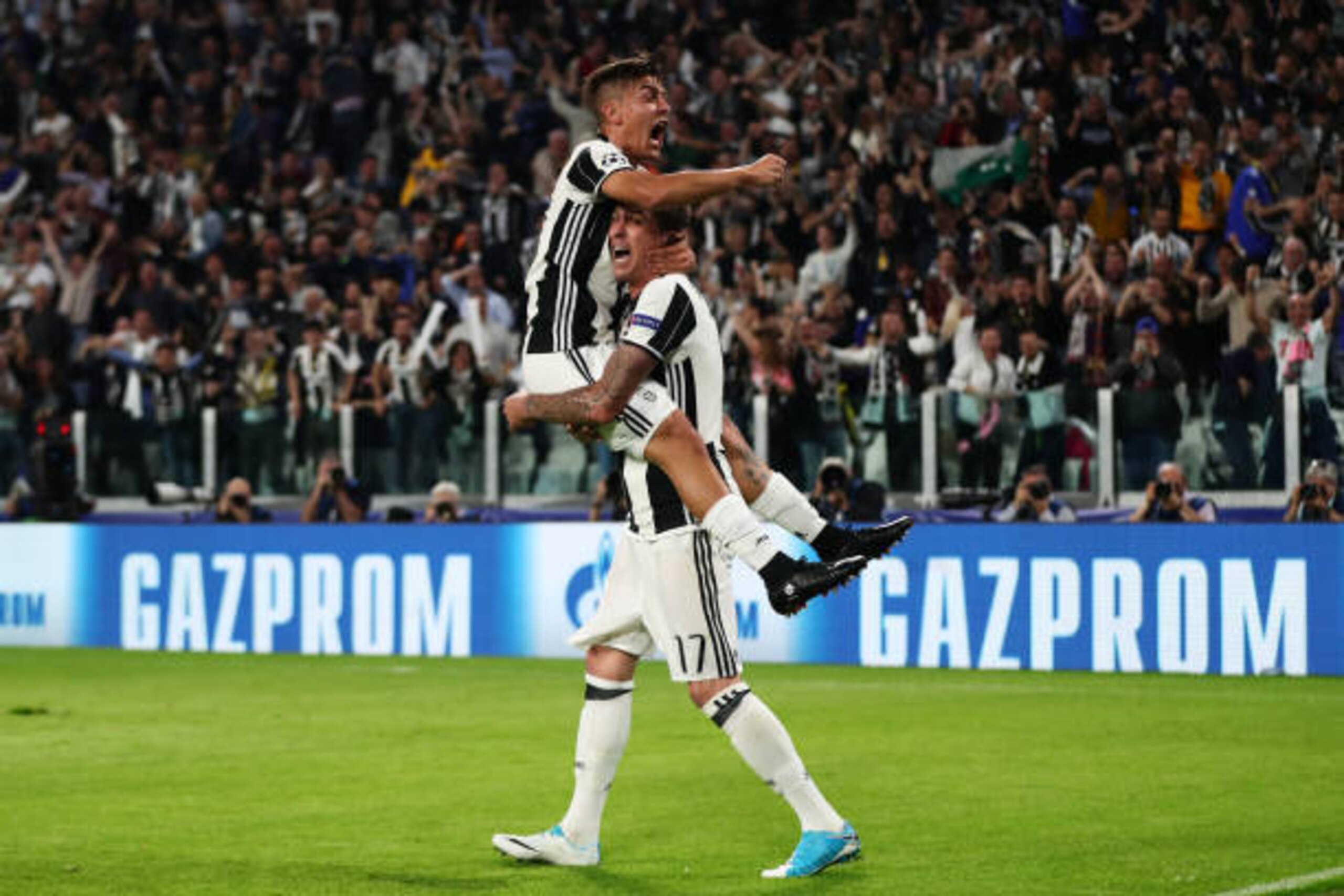 TURIN, ITALY - APRIL 11:  Paulo Dybala of Juventus celebrates scoring the second goal to make the score 2-0 with Mario Mandzukic during the UEFA Champions League Quarter Final first leg match between Juventus and FC Barcelona at Juventus Stadium on April 