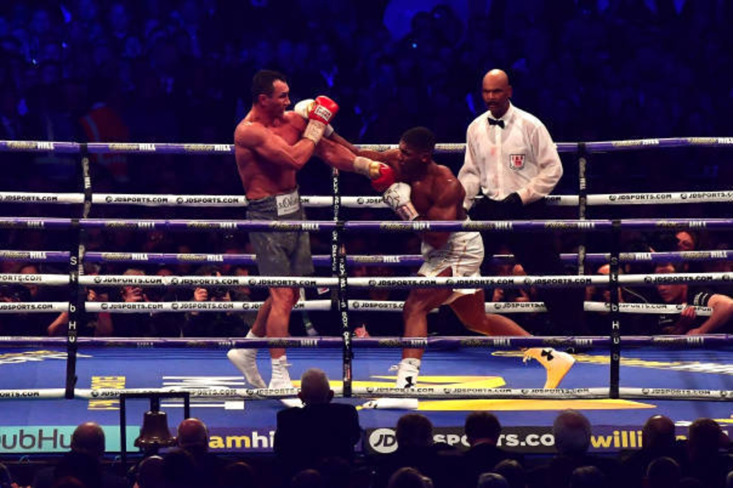 LONDON, ENGLAND - APRIL 29:  Anthony Joshua and Wladimir Klitschko in action during the IBF, WBA and IBO Heavyweight World Title bout at Wembley Stadium on April 29, 2017 in London, England.  (Photo by Dan Mullan/Getty Images)