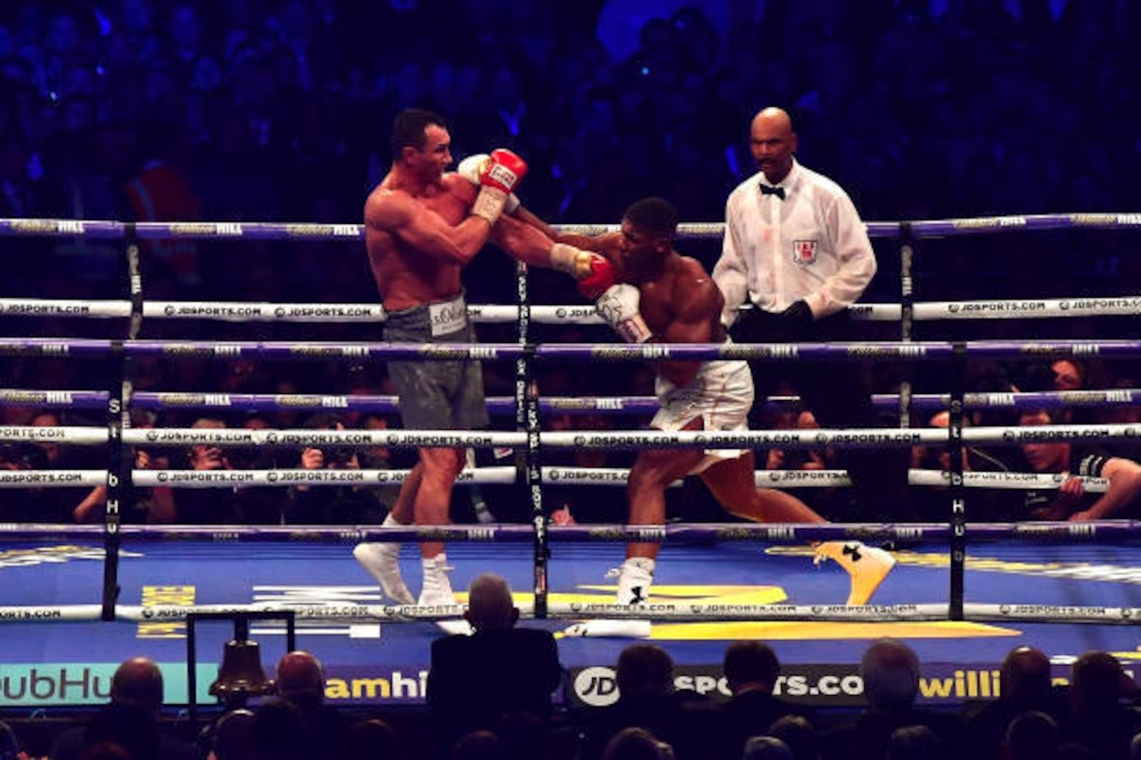 LONDON, ENGLAND - APRIL 29:  Anthony Joshua and Wladimir Klitschko in action during the IBF, WBA and IBO Heavyweight World Title bout at Wembley Stadium on April 29, 2017 in London, England.  (Photo by Dan Mullan/Getty Images)