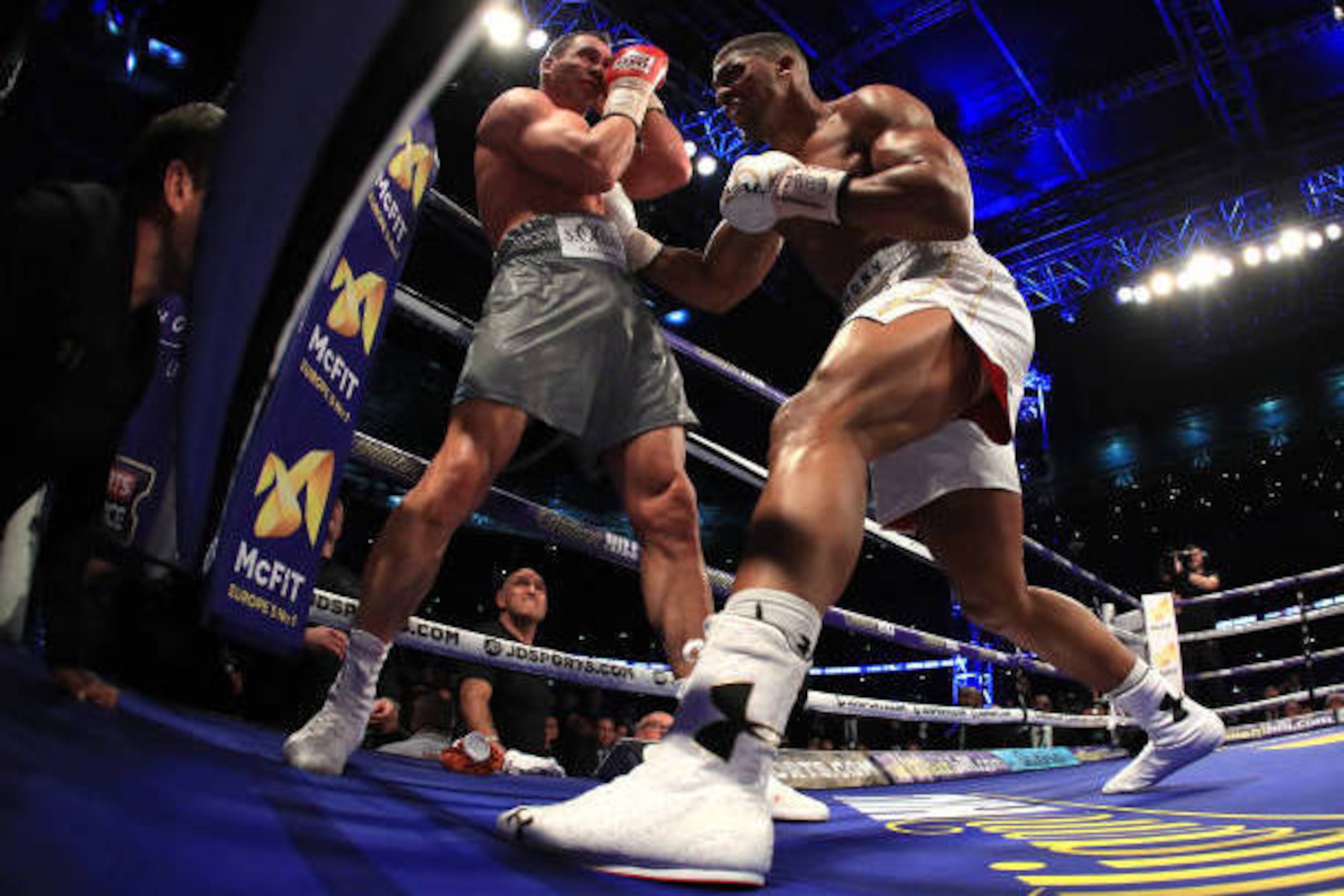 LONDON, ENGLAND - APRIL 29:  Anthony Joshua and Wladimir Klitschko in action during the IBF, WBA and IBO Heavyweight World Title bout at Wembley Stadium on April 29, 2017 in London, England.  (Photo by Richard Heathcote/Getty Images)
