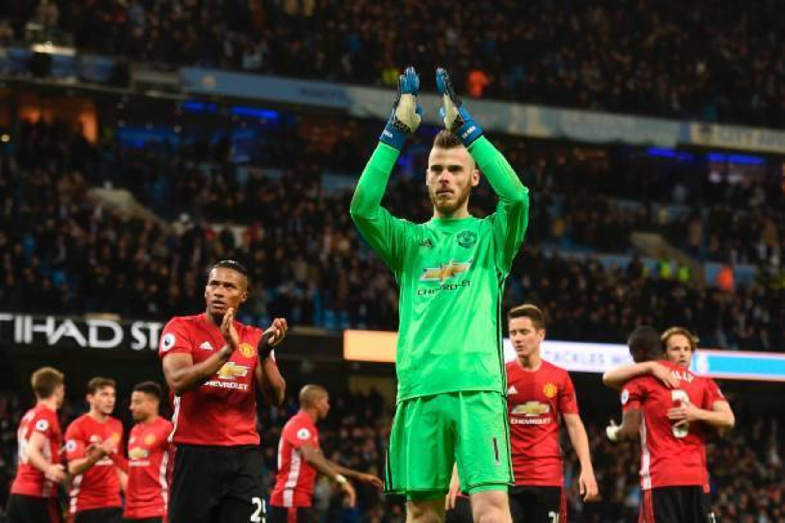 Manchester United's Spanish goalkeeper David de Gea (C) applauds their fans at the end of the English Premier League football match between Manchester City and Manchester United at the Etihad Stadium in Manchester, north west England, on April 27, 2017. / Manchester United's Spanish goalkeeper David de Gea (C) applauds their fans at the end of the English Premier League football match between Manchester City and Manchester United at the Etihad Stadium in Manchester, north west England, on April 27, 2017. /