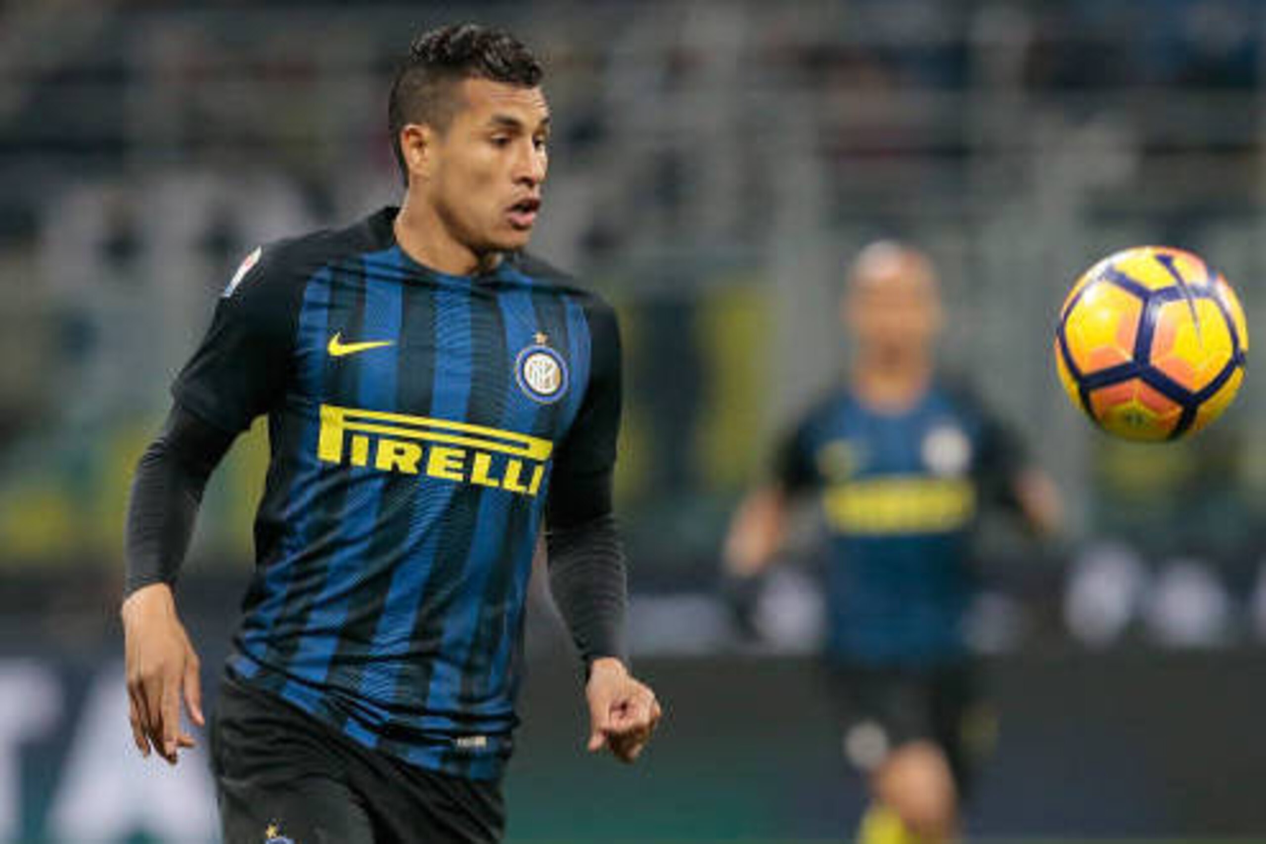 MILAN, ITALY - FEBRUARY 26: Jeison Murillo of FC Internazionale Milano looks the ball during the Serie A match between FC Internazionale and AS Roma at Stadio Giuseppe Meazza on February 26, 2017 in Milan, Italy. (Photo by Emilio Andreoli/Getty Images ) MILAN, ITALY - FEBRUARY 26: Jeison Murillo of FC Internazionale Milano looks the ball during the Serie A match between FC Internazionale and AS Roma at Stadio Giuseppe Meazza on February 26, 2017 in Milan, Italy. (Photo by Emilio Andreoli/Getty Images )