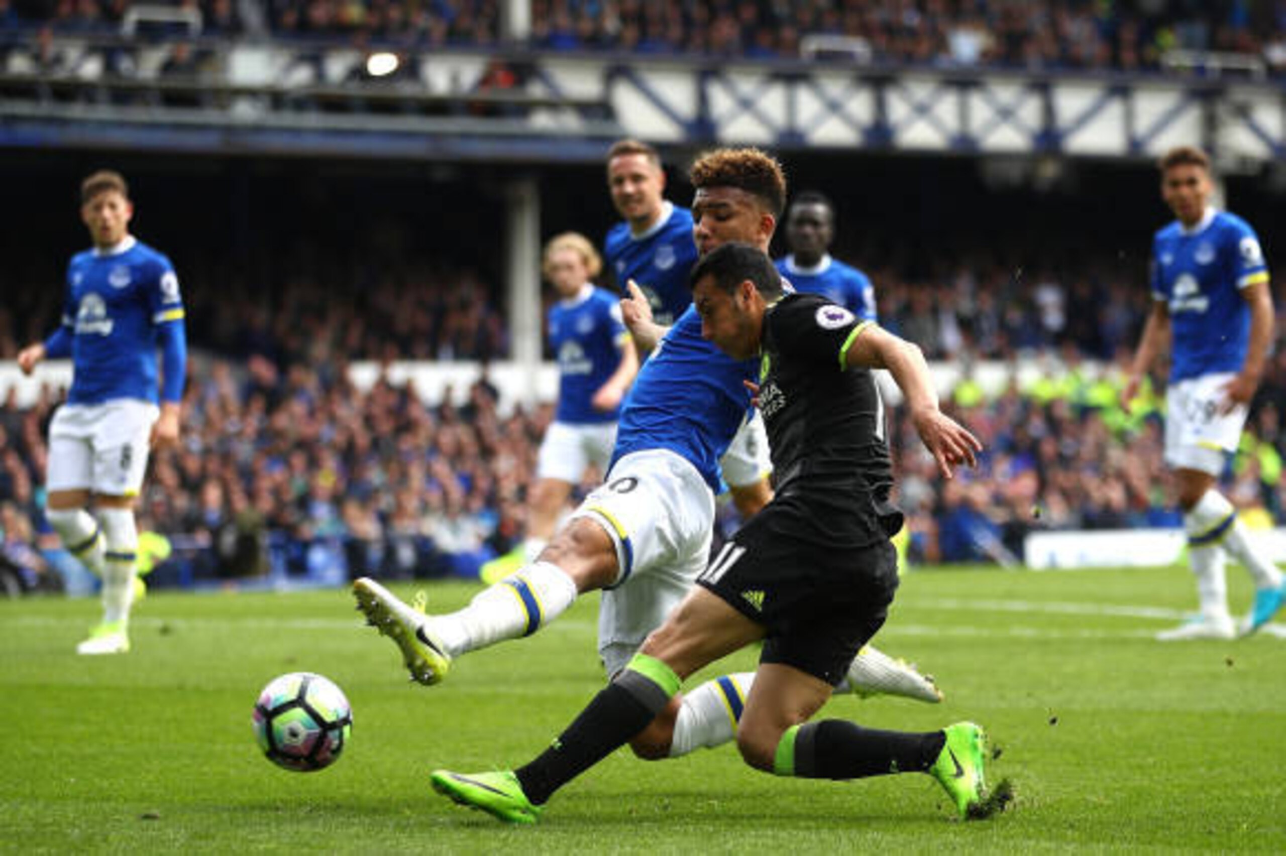 LIVERPOOL, ENGLAND - APRIL 30: Dominic Calvert-Lewin of Everton and Pedro of Chelsea battle for possession during the Premier League match between Everton and Chelsea at Goodison Park on April 30, 2017 in Liverpool, England. (Photo by Clive Brunskill/Ge LIVERPOOL, ENGLAND - APRIL 30: Dominic Calvert-Lewin of Everton and Pedro of Chelsea battle for possession during the Premier League match between Everton and Chelsea at Goodison Park on April 30, 2017 in Liverpool, England. (Photo by Clive Brunskill/Ge