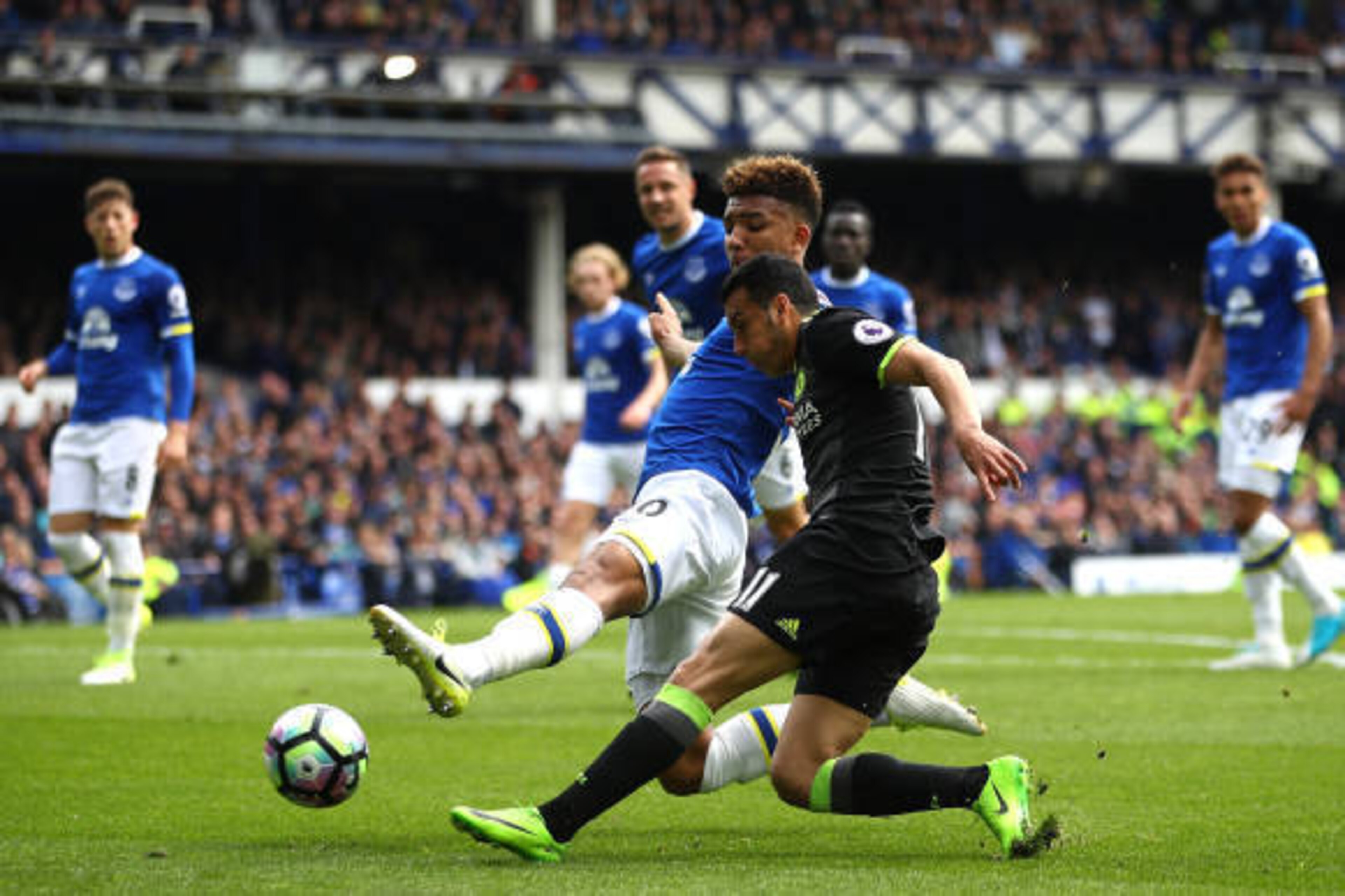 LIVERPOOL, ENGLAND - APRIL 30:  Dominic Calvert-Lewin of Everton and Pedro of Chelsea battle for possession during the Premier League match between Everton and Chelsea at Goodison Park on April 30, 2017 in Liverpool, England.  (Photo by Clive Brunskill/Ge