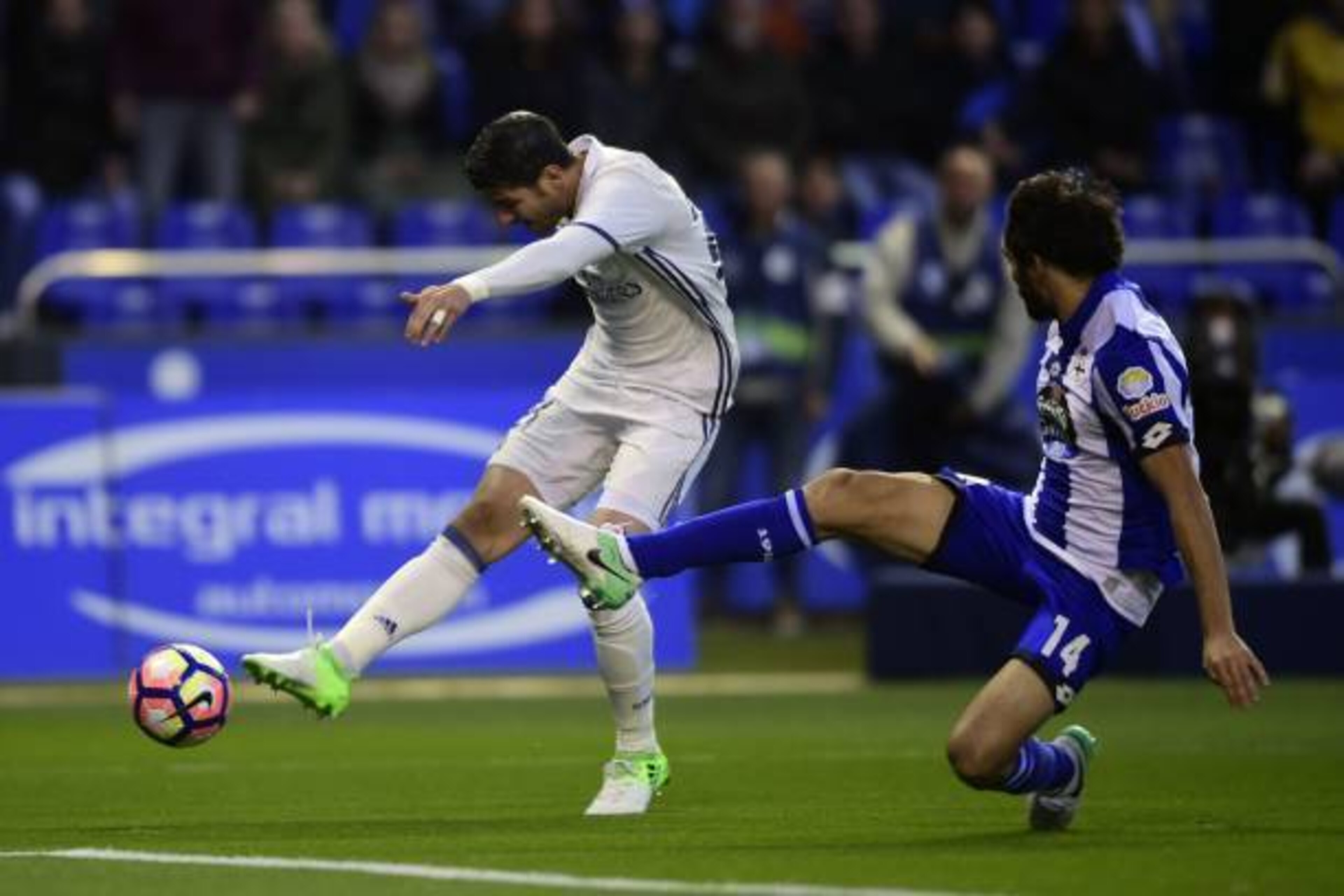 Real Madrid's forward Alvaro Morata (L) kicks the ball to score a goal during the Spanish league football match RC Deportivo vs Real Madrid CF at the Municipal de Riazor stadium in La Coruna on April 26, 2017. / AFP PHOTO / MIGUEL RIOPA        (Photo cred