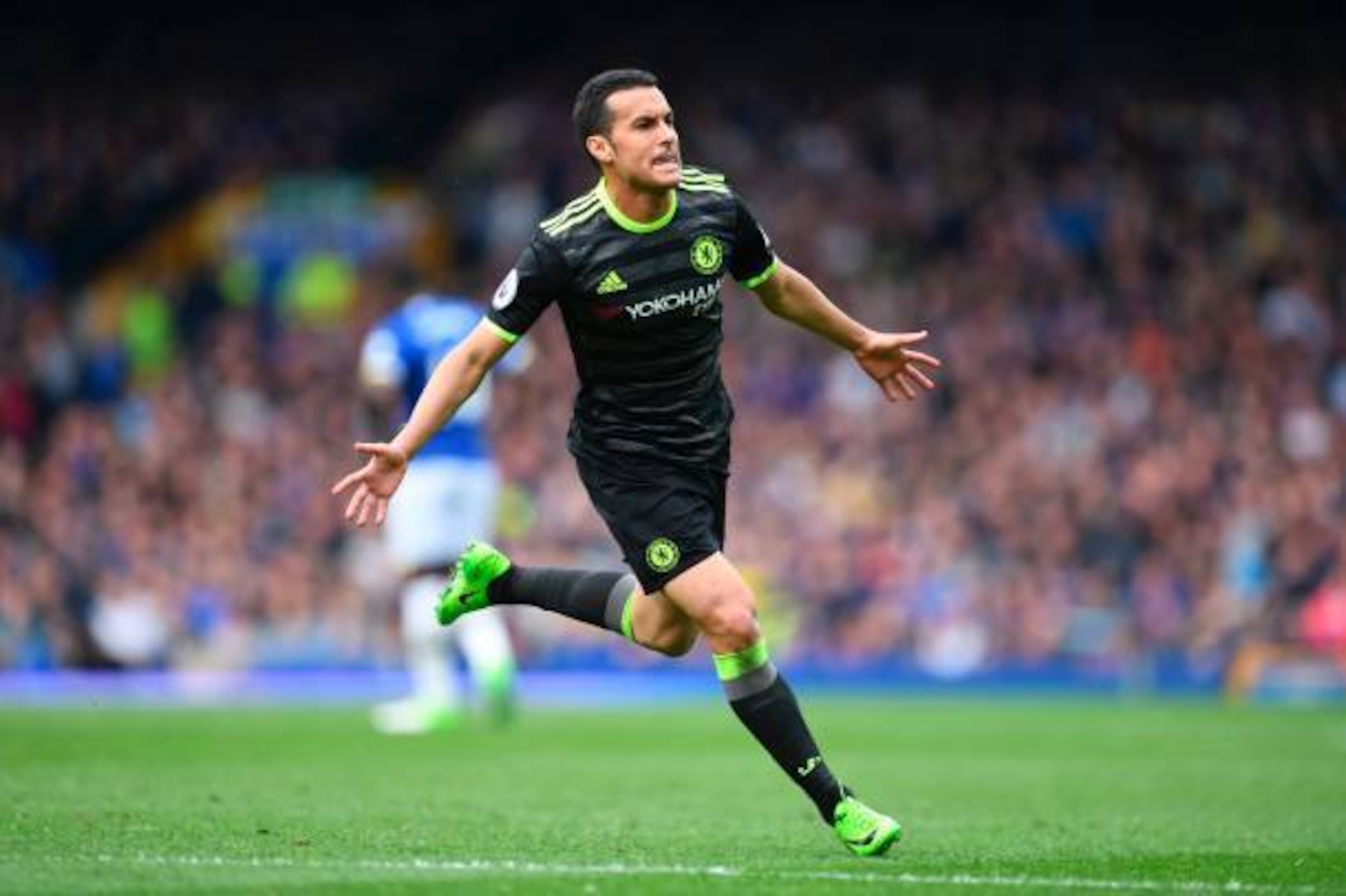 Chelsea's Spanish midfielder Pedro celebrates scoring the opening goal during the English Premier League football match between Everton and Chelsea at Goodison Park in Liverpool, north west England on April 30, 2017. / AFP PHOTO / Paul ELLIS / RESTRICTED 