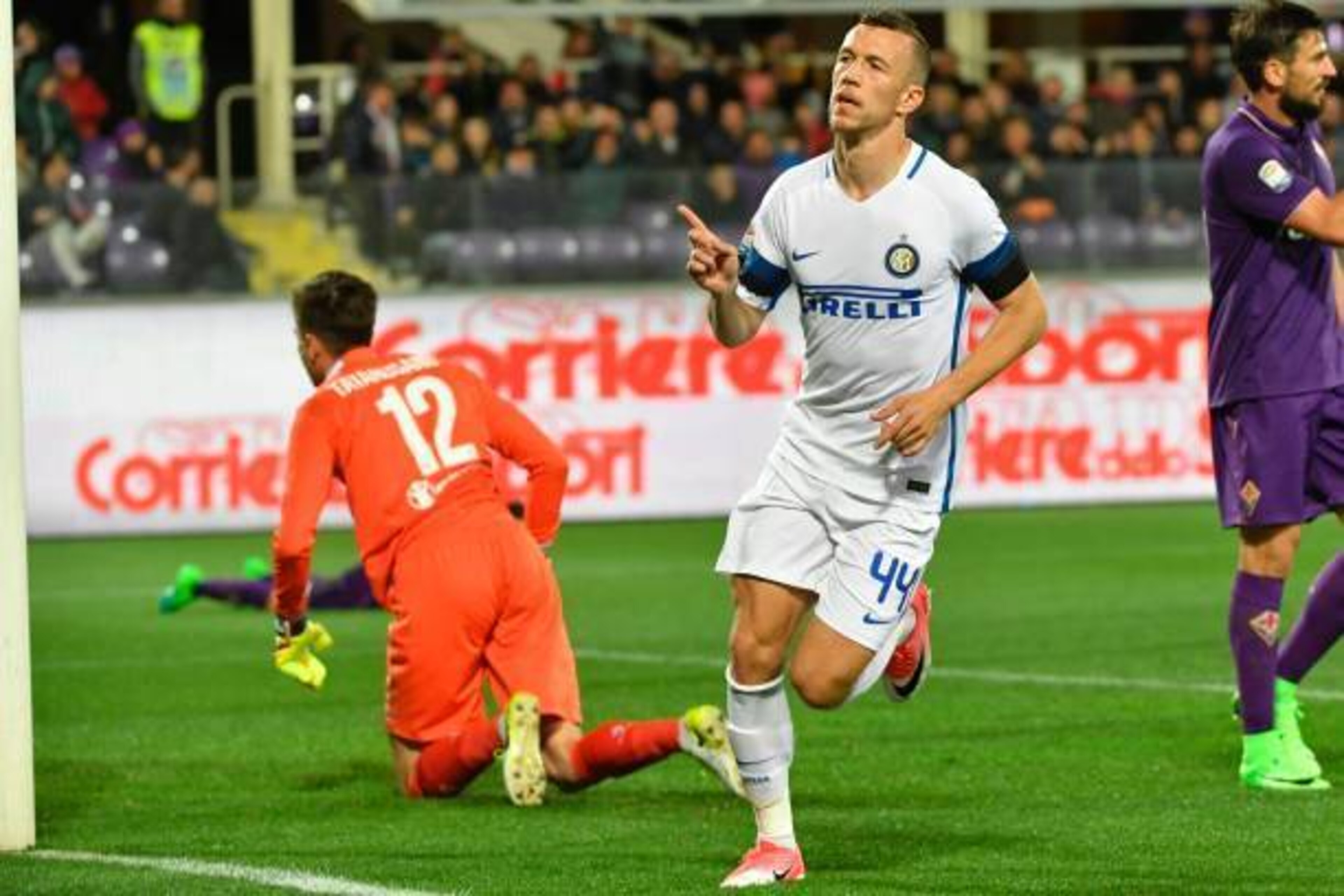 Inter Milan's forward from Croatia Ivan Perisic celebrates after scoring during the Italian Serie A football match Fiorentina vs Inter Milan, on April 22, 2017 at Florence's 'Artemio Franchi' communal stadium. / AFP PHOTO / ANDREAS SOLARO        (Photo cr