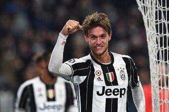 TURIN, ITALY - DECEMBER 07:  Daniele Rugani of Juventus celebrates a goal during the UEFA Champions League Group H match between Juventus and GNK Dinamo Zagreb at Juventus Stadium on December 7, 2016 in Turin.  (Photo by Valerio Pennicino/Getty Images)