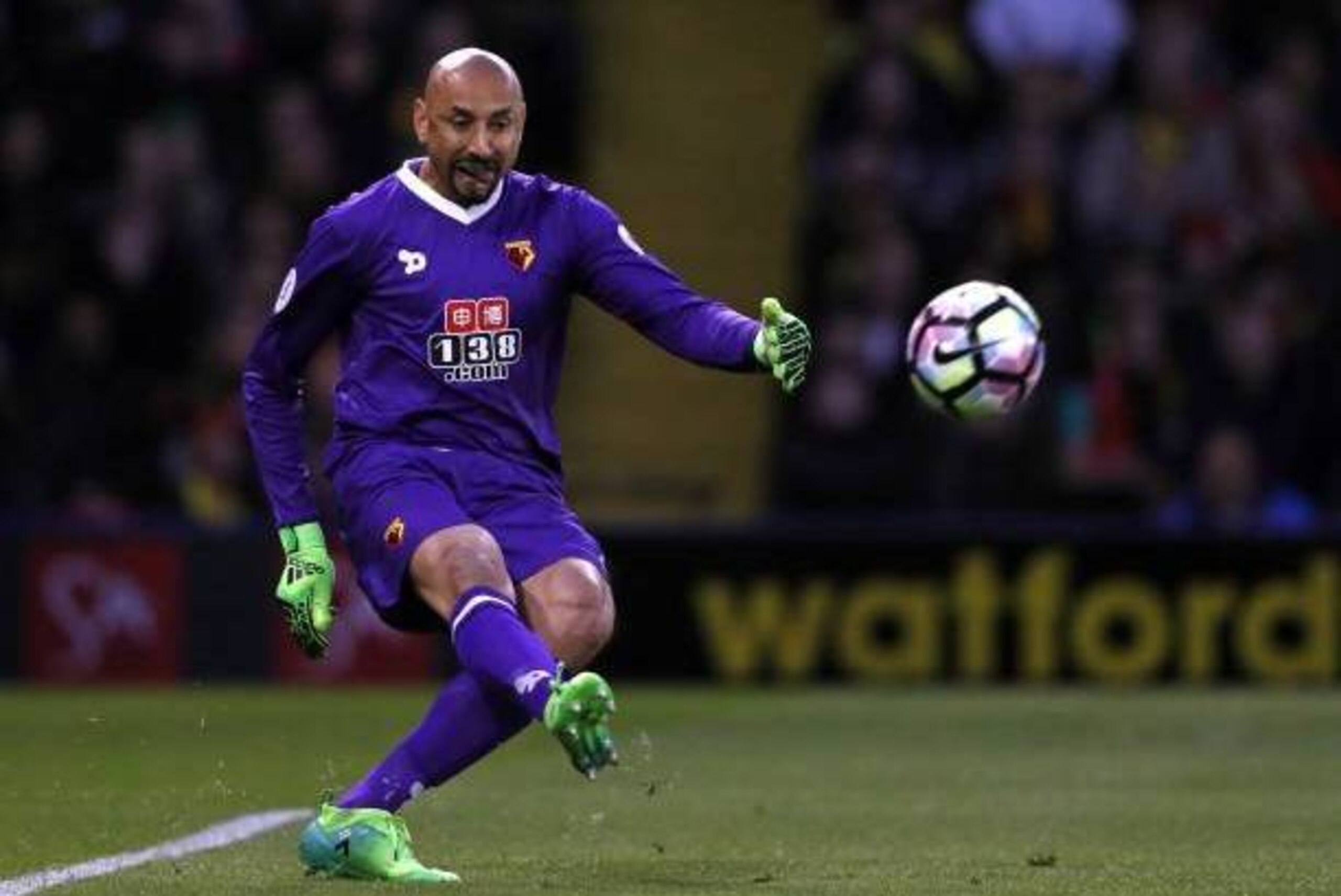 Watford's Brazilian goalkeeper Heurelho Gomes takes a kick during the English Premier League football match between Watford and Liverpool at Vicarage Road Stadium in Watford, north of London on May 1, 2017. / AFP PHOTO / Adrian DENNIS / RESTRICTED TO EDIT