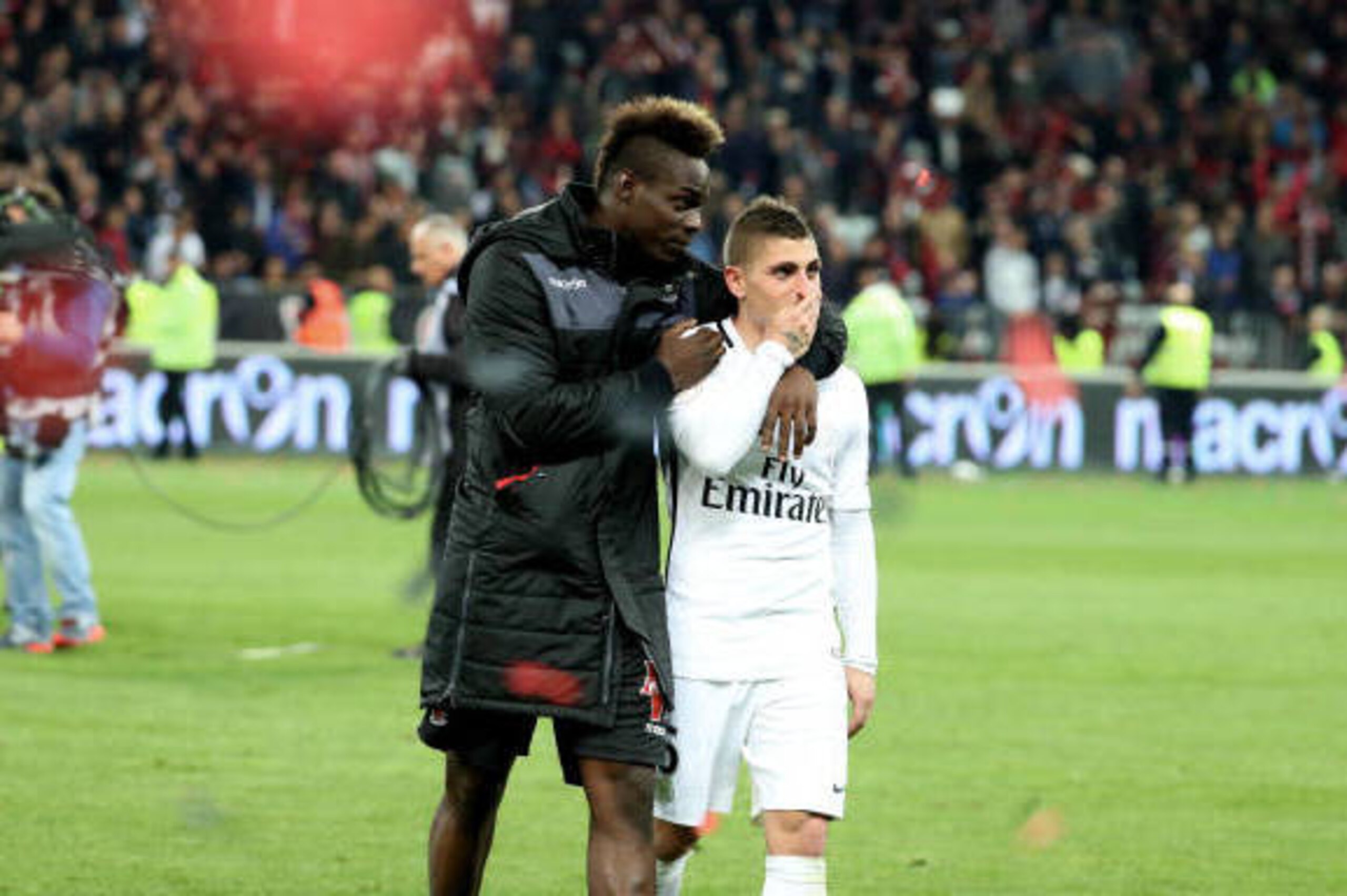 NICE, FRANCE - APRIL 30: Mario Balotelli of OGC Nice celebrates the victory with Marco Verratti of PSG after the French Ligue 1 match between OGC Nice and Paris Saint-Germain at Allianz Arena on April 30, 2017 in Nice, France. (Photo by Xavier Laine/Getty NICE, FRANCE - APRIL 30: Mario Balotelli of OGC Nice celebrates the victory with Marco Verratti of PSG after the French Ligue 1 match between OGC Nice and Paris Saint-Germain at Allianz Arena on April 30, 2017 in Nice, France. (Photo by Xavier Laine/Getty