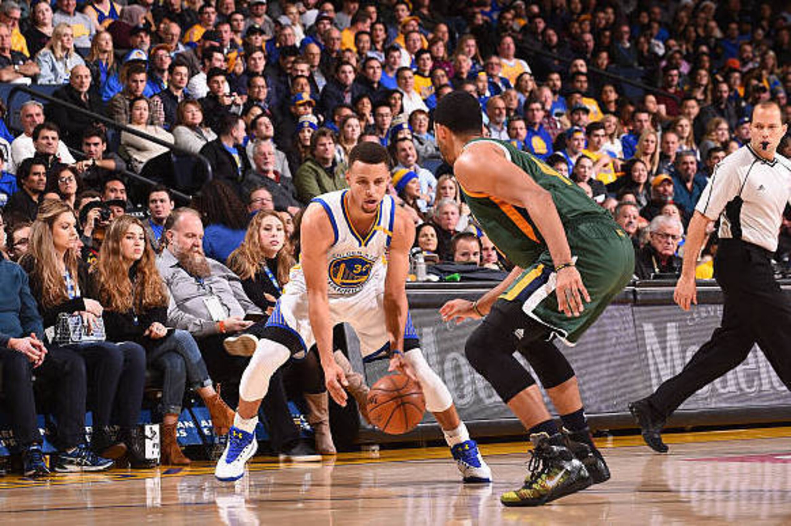 OAKLAND, CA - DECEMBER 20: Stephen Curry #30 of the Golden State Warriors handles the ball against the Utah Jazz on December 20, 2016 at ORACLE Arena in Oakland, California. NOTE TO USER: User expressly acknowledges and agrees that, by downloading and or 