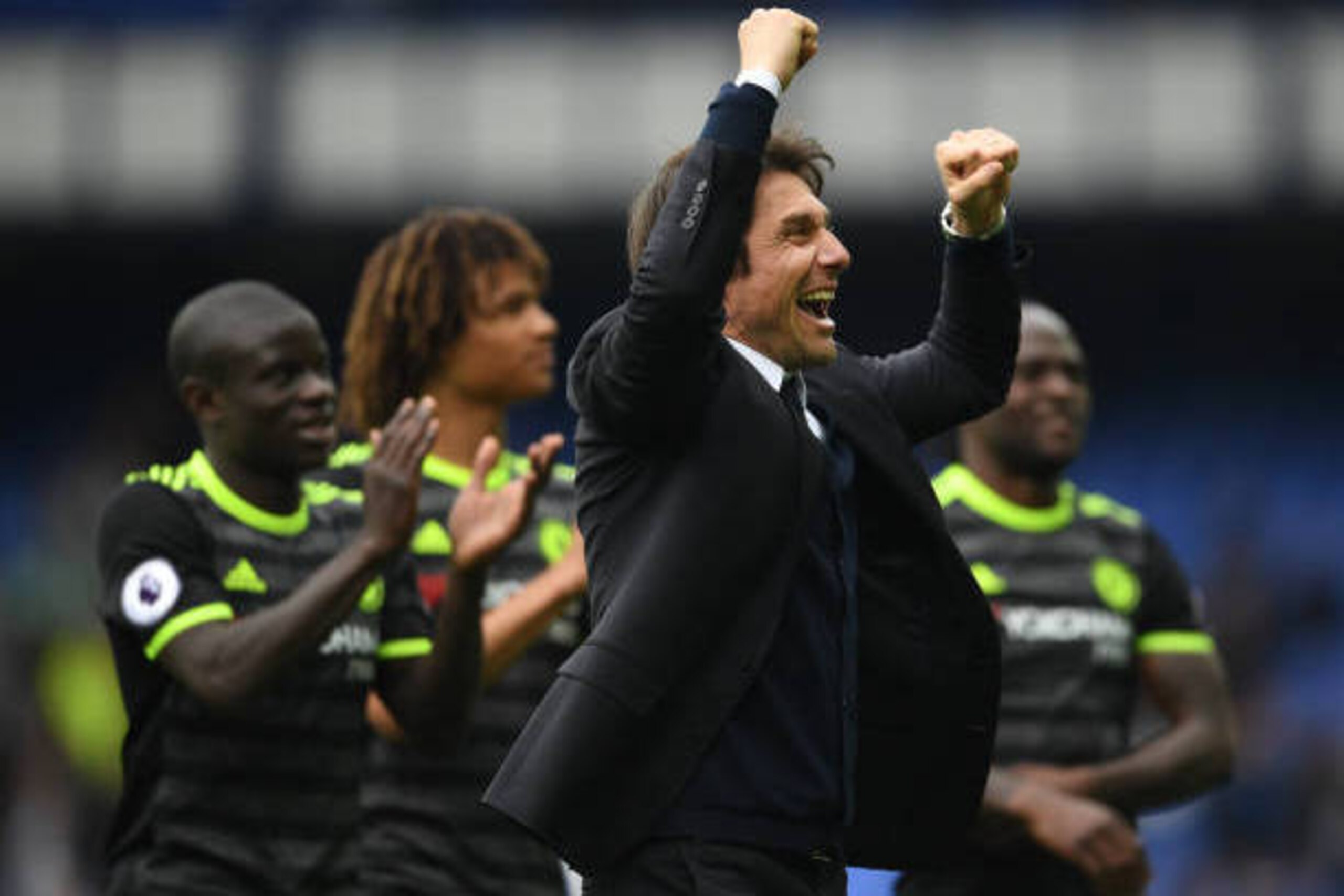 LIVERPOOL, ENGLAND - APRIL 30:  Antonio Conte of Chelsea celebrates with the fans after victory in the Premier League match between Everton and Chelsea at Goodison Park on April 30, 2017 in Liverpool, England.  (Photo by Laurence Griffiths/Getty Images)