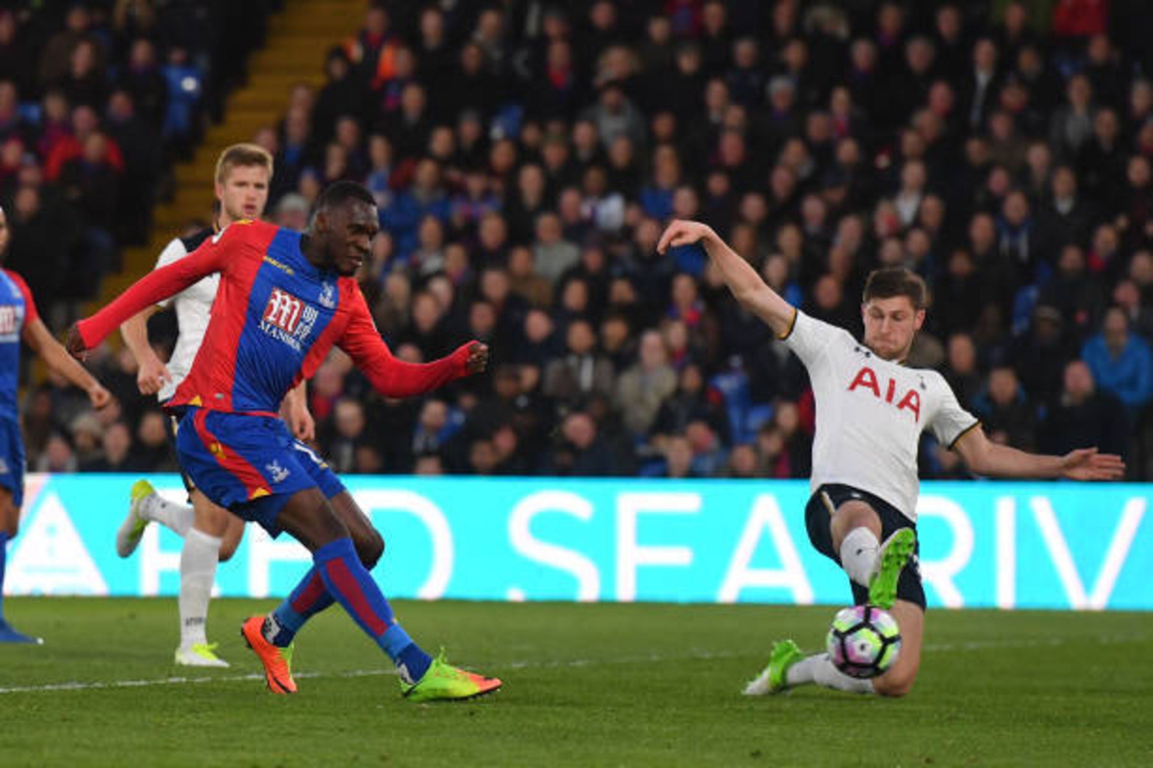 Crystal Palace's Zaire-born Belgian striker Christian Benteke (L) takes a shot at goal as Tottenham Hotspur's Welsh defender Ben Davies blocks during the English Premier League football match between Crystal Palace and Tottenham Hotspur at Selhurst Park i Crystal Palace's Zaire-born Belgian striker Christian Benteke (L) takes a shot at goal as Tottenham Hotspur's Welsh defender Ben Davies blocks during the English Premier League football match between Crystal Palace and Tottenham Hotspur at Selhurst Park i