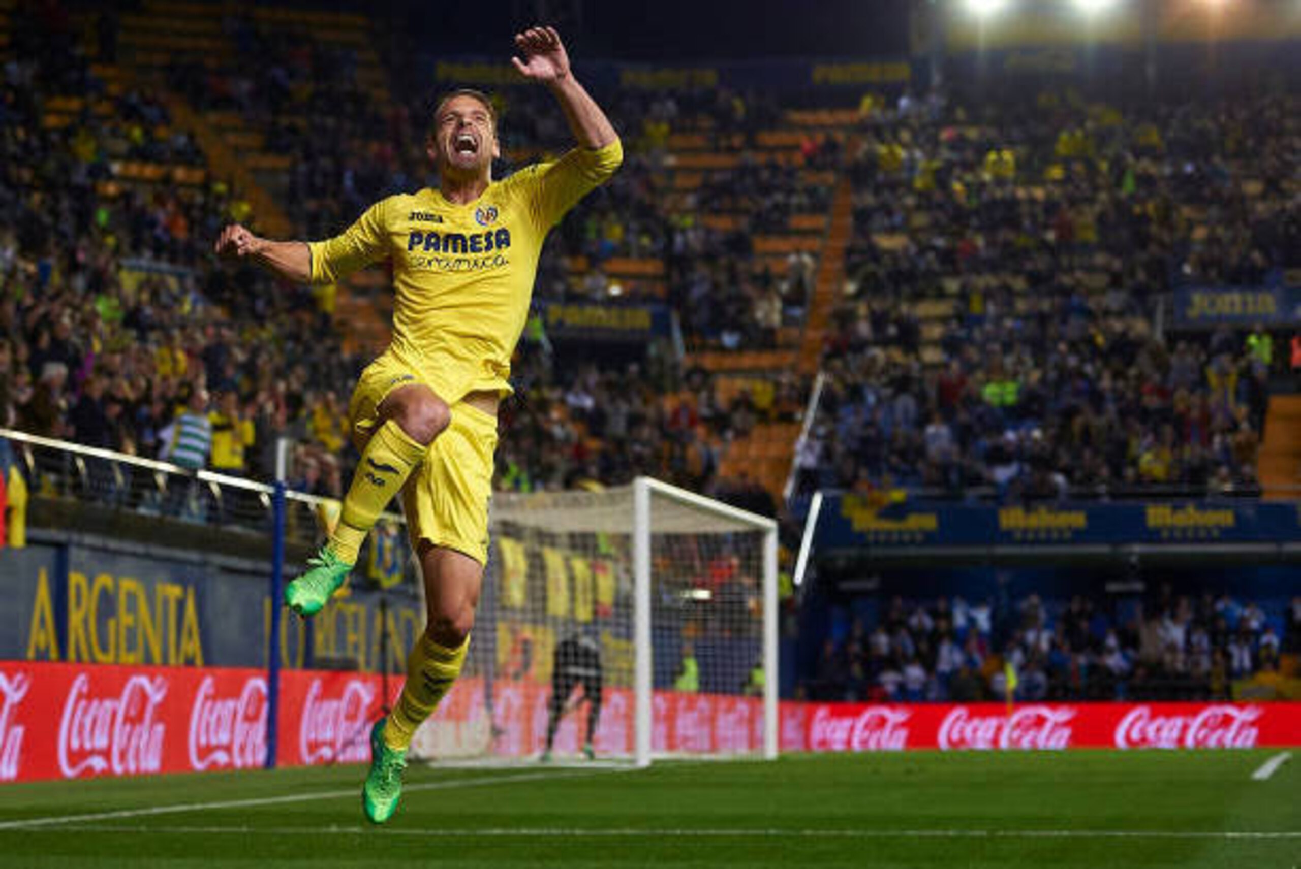 VILLARREAL, SPAIN - APRIL 28:  Roberto Soldado of Villarreal celebrates after scoring the first goal during the La Liga match between Villarreal CF and Real Sporting de Gijon at Estadio de la Ceramica  on April 28, 2017 in Villarreal, Spain.  (Photo by fo