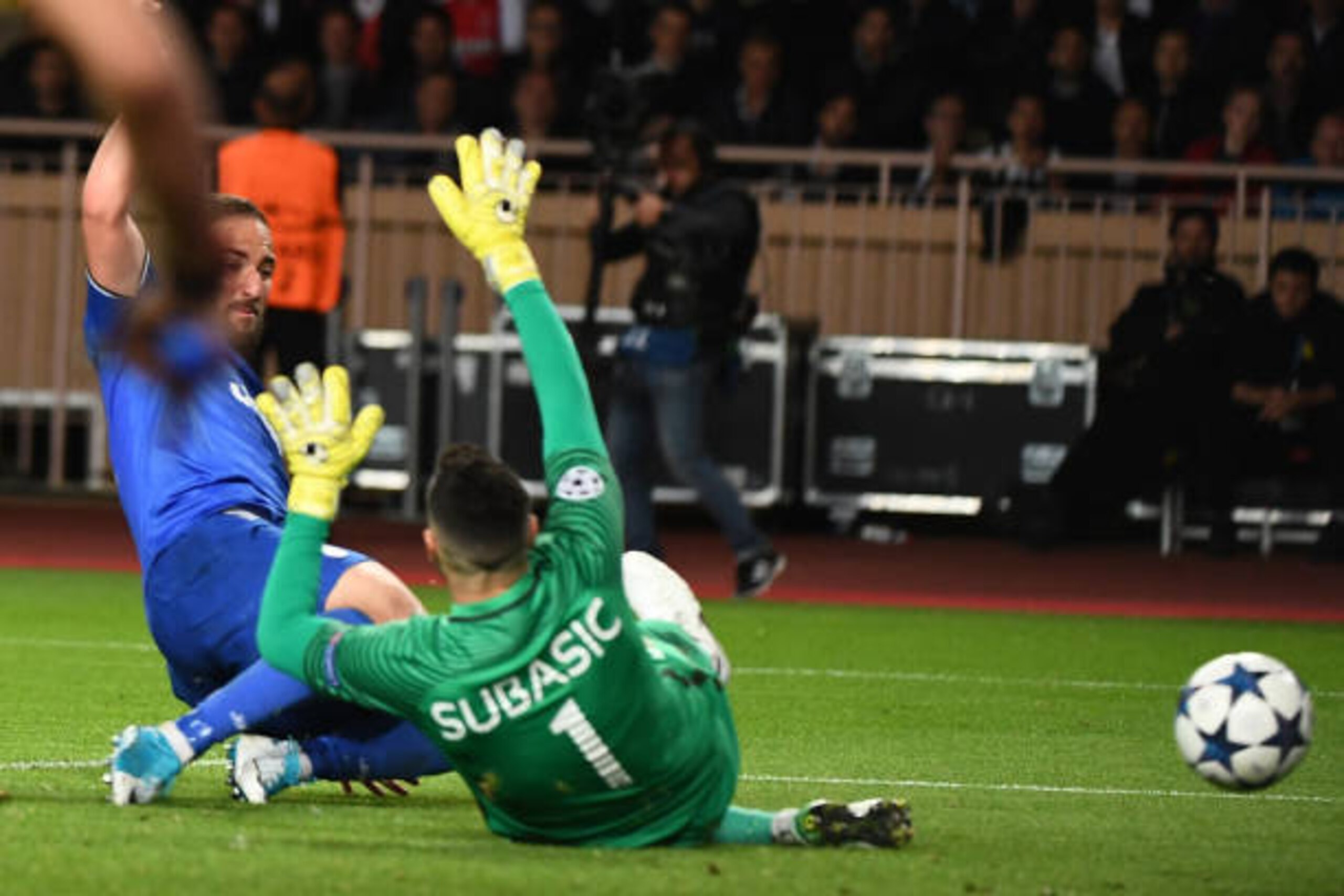 Juventus' Argentinian forward Gonzalo Higuain (L) scores past Monaco's Croatian goalkeeper Danijel Subasic   during the UEFA Champions League semi-final first leg football match Monaco vs Juventus at the Stade Louis II stadium in Monaco on May 3, 2017.  /
