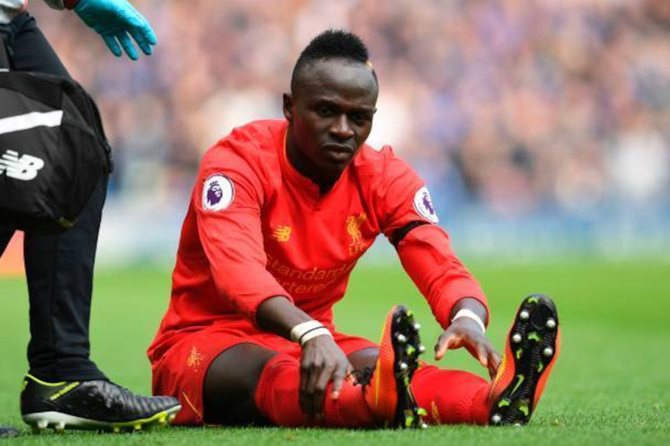 Liverpool's Senegalese midfielder Sadio Mane reacts after picking up an injury during the English Premier League football match between Liverpool and Everton at Anfield in Liverpool, north west England on April 1, 2017. / AFP PHOTO / Paul ELLIS / RESTRICT