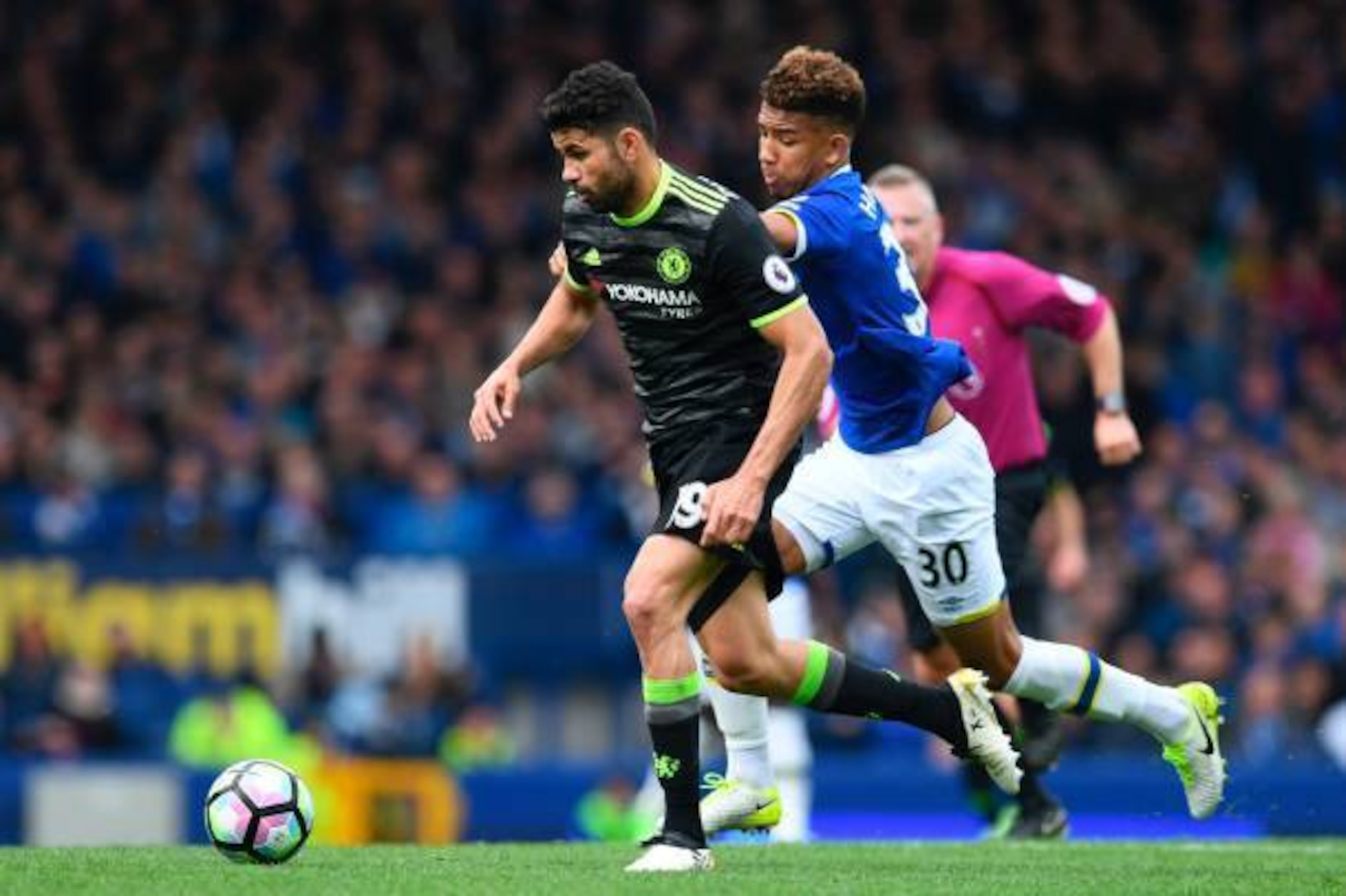Chelsea's Brazilian-born Spanish striker Diego Costa (L) vies with Everton's English defender Mason Holgate during the English Premier League football match between Everton and Chelsea at Goodison Park in Liverpool, north west England on April 30, 2017. /