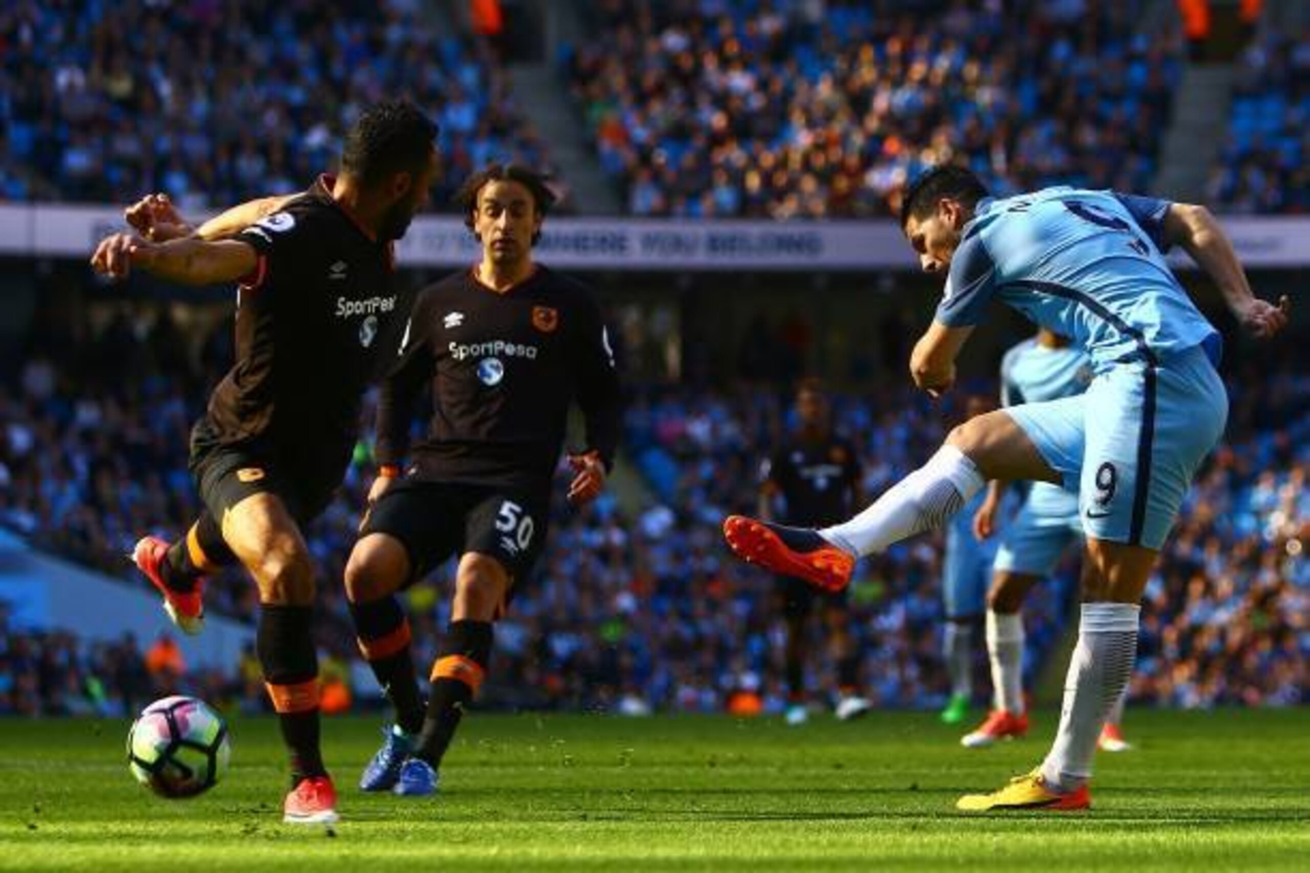 Hull City's Egyptian midfielder Ahmed Elmohamady (L) blocks a shot by Manchester City's Spanish midfielder Nolito during the English Premier League football match between Manchester City and Hull City at the Etihad Stadium in Manchester, north west Englan