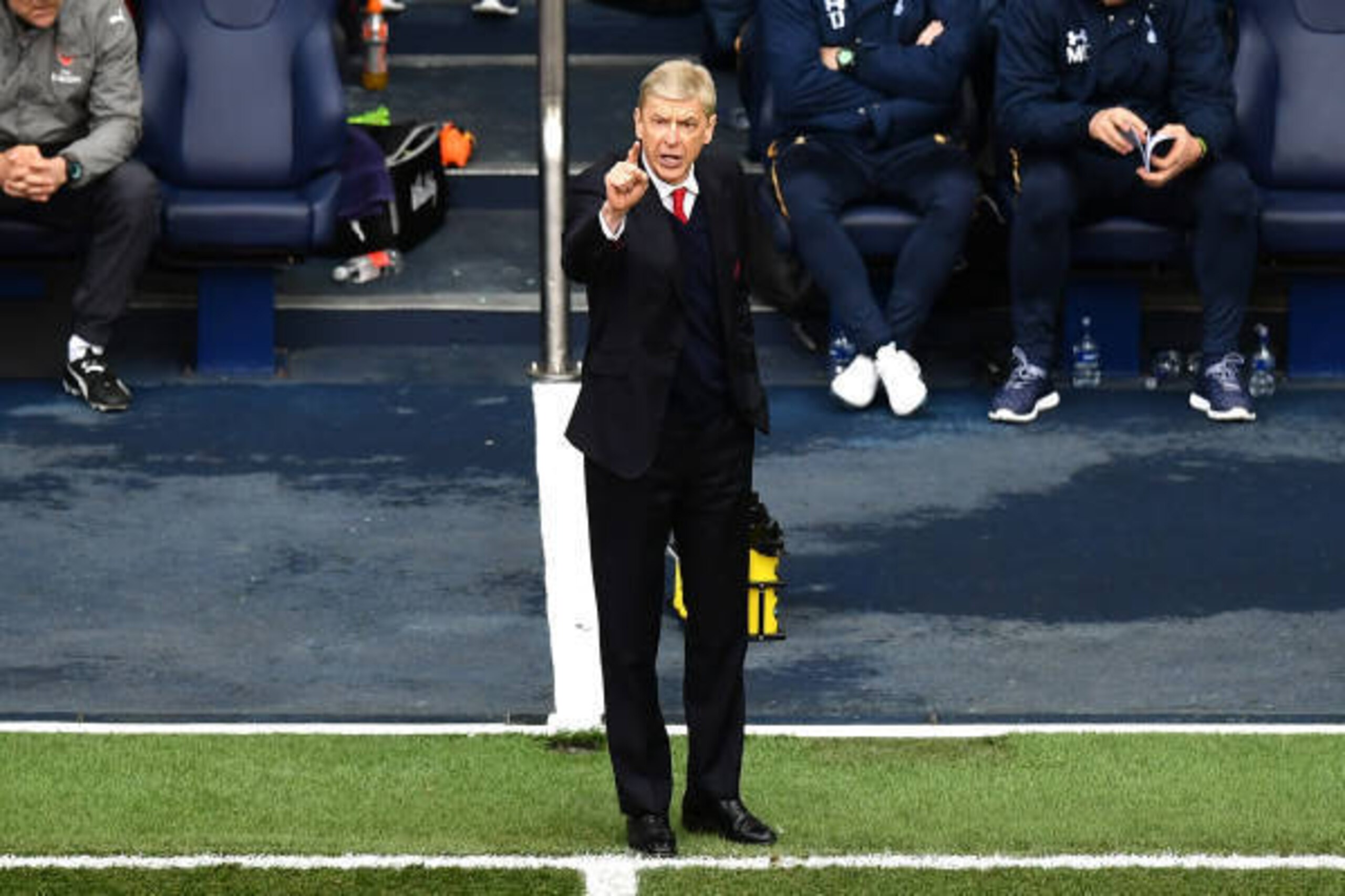 LONDON, ENGLAND - APRIL 30:  Arsene Wenger, Manager of Arsenal gives his team instructions during the Premier League match between Tottenham Hotspur and Arsenal at White Hart Lane on April 30, 2017 in London, England.  (Photo by Dan Mullan/Getty Images)
