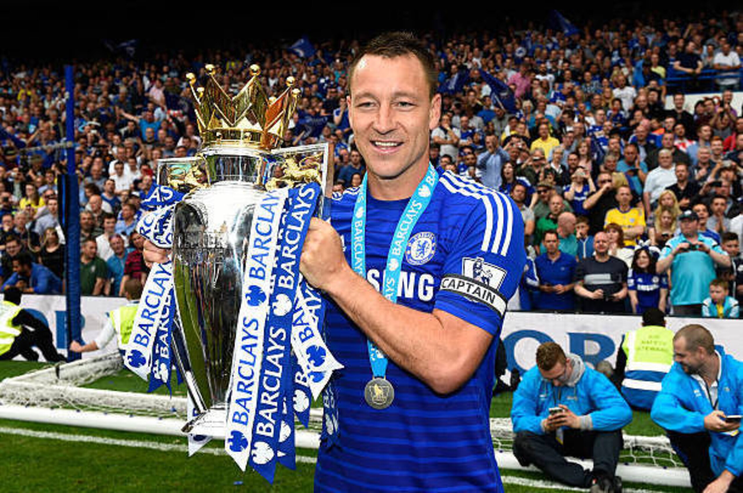LONDON, ENGLAND - MAY 24:  John Terry of Chelsea celebrates with the trophy after the Barclays Premier League match between Chelsea and Sunderland at Stamford Bridge on May 24, 2015 in London, England. Chelsea were crowned Premier League champions.  (Phot