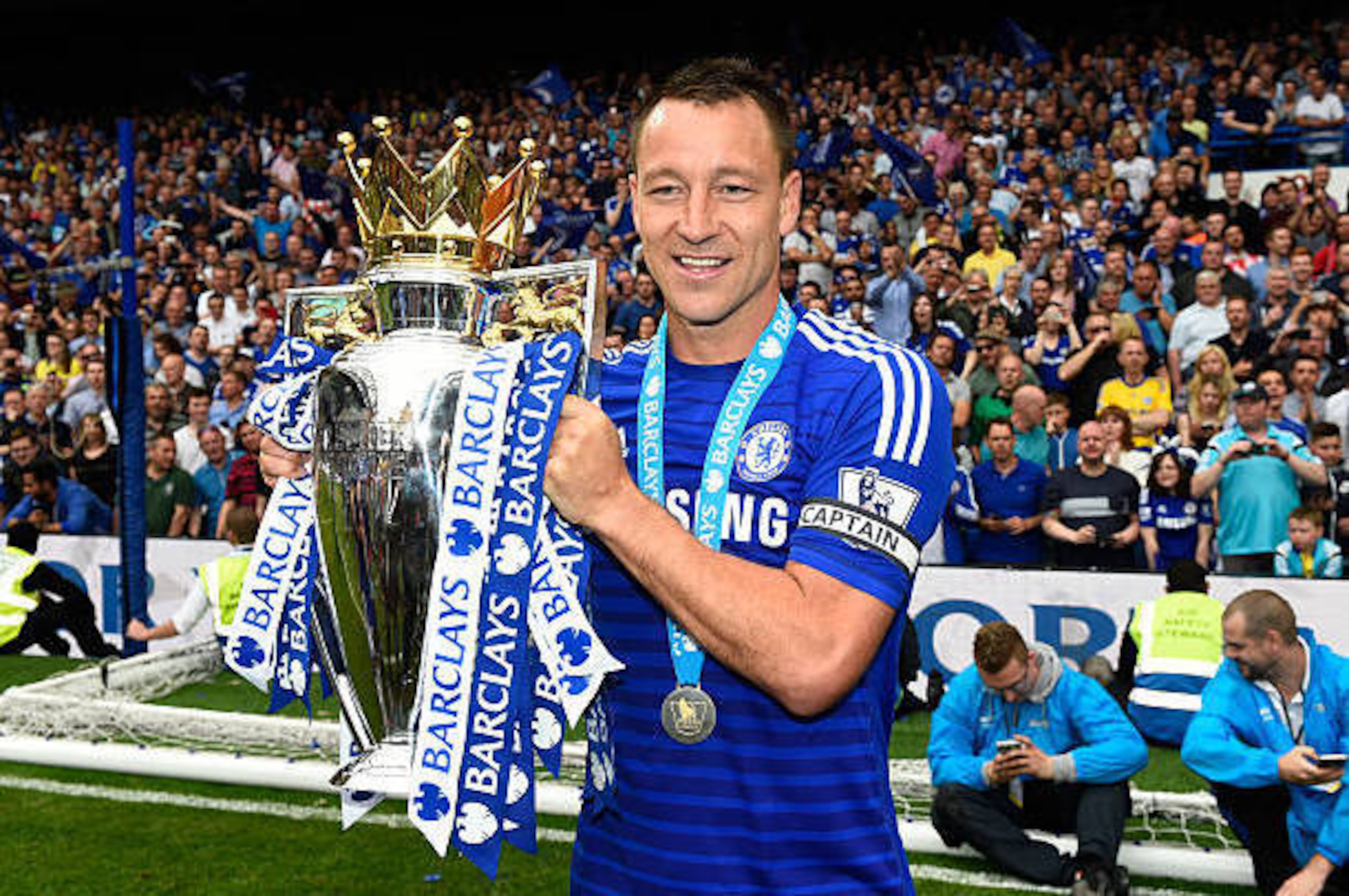 LONDON, ENGLAND - MAY 24: John Terry of Chelsea celebrates with the trophy after the Barclays Premier League match between Chelsea and Sunderland at Stamford Bridge on May 24, 2015 in London, England. Chelsea were crowned Premier League champions. (Phot LONDON, ENGLAND - MAY 24: John Terry of Chelsea celebrates with the trophy after the Barclays Premier League match between Chelsea and Sunderland at Stamford Bridge on May 24, 2015 in London, England. Chelsea were crowned Premier League champions. (Phot
