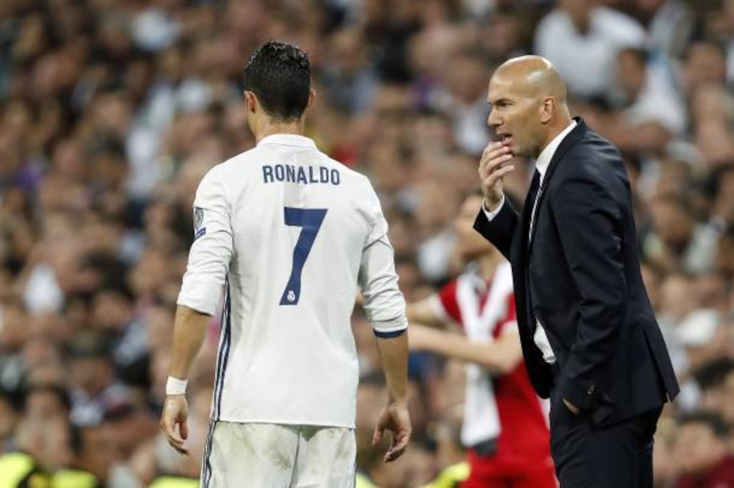 (L-R) Cristiano Ronaldo of Real Madrid, coach Zinedine Zidane of Real Madridduring the UEFA Champions League quarter final match between Real Madrid and Bayern Munich on April 18, 2017 at the Santiago Bernabeu stadium in Madrid, Spain(Photo by VI Images v