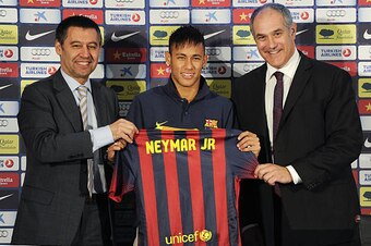 BARCELONA, SPAIN - JUNE 03:  Neymar (C) holds his new jersey with the FC Barcelona Vice-President Josep Maria Bartomeu (L) and FC Barcelona Sport Director Andoni Zubizarreta during the official presentation as a new player of the FC Barcelona at Camp Nou 