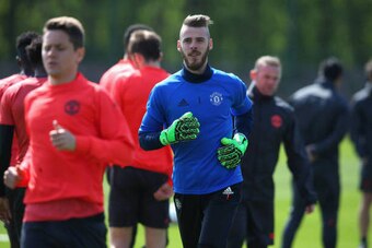MANCHESTER, ENGLAND - MAY 03:  David de Gea of Manchester United warms up during a training session at the Aon Training Complex on May 3, 2017 in Manchester, England.  (Photo by Alex Livesey/Getty Images)