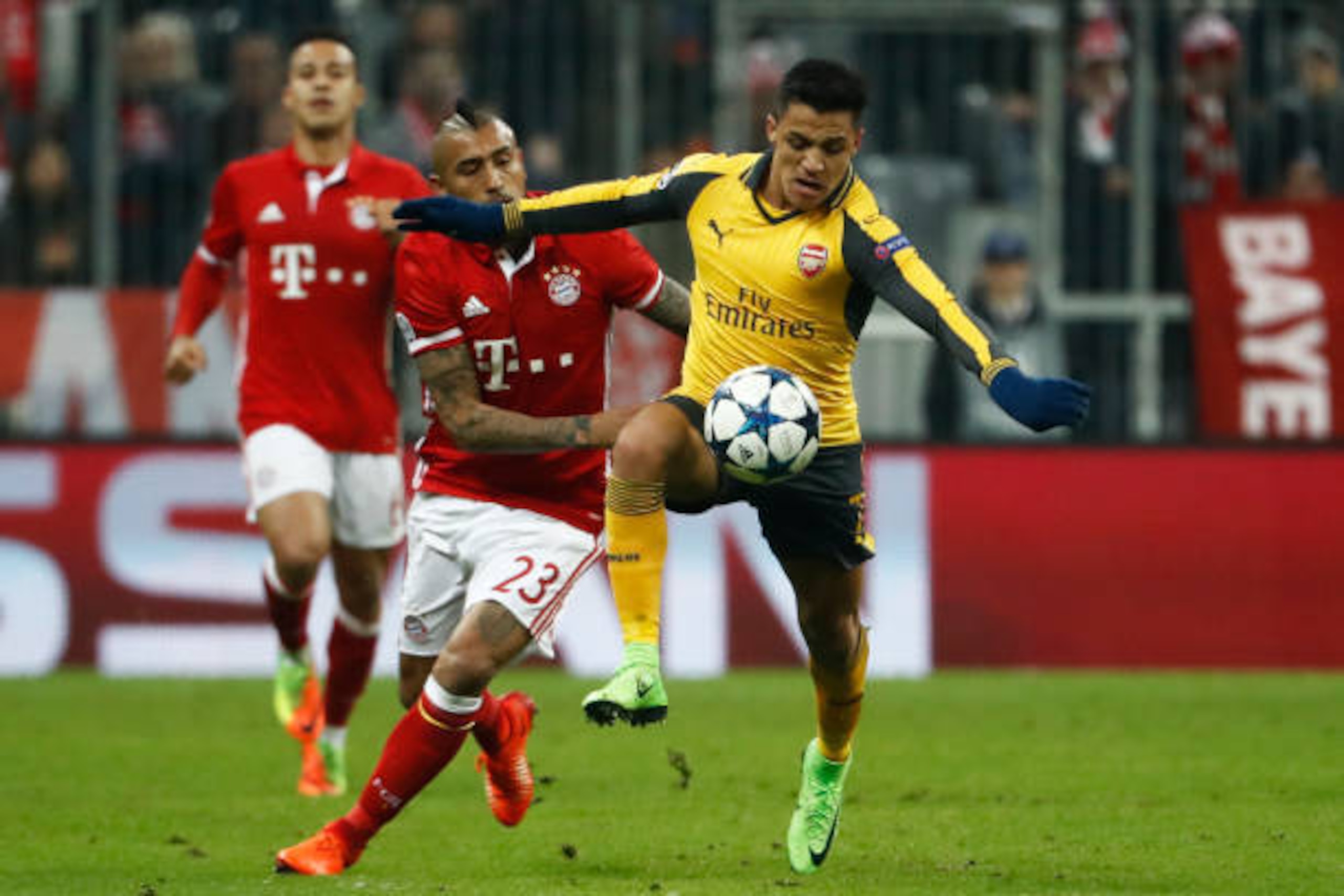 Arsenal's Chilean striker Alexis Sanchez (R) and Bayern Munich's Chilean midfielder Arturo Vidal vie for the ball during the UEFA Champions League round of sixteen football match between FC Bayern Munich and Arsenal in Munich, southern Germany, on Februar