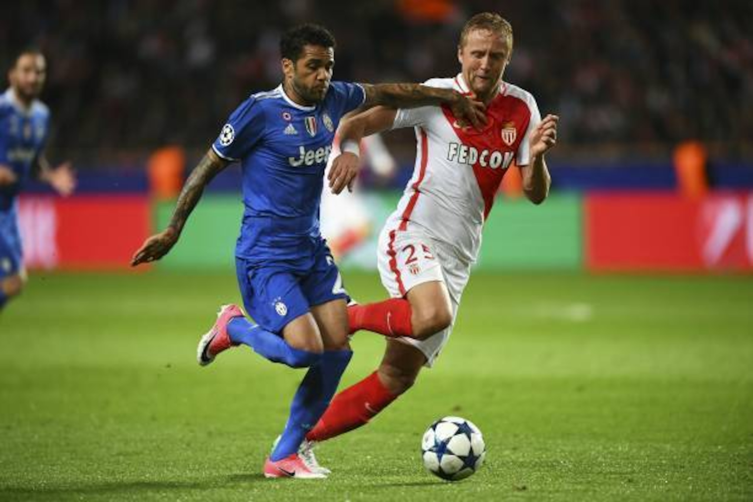 Juventus Defender from Brazil Dani Alves fights for the ball against Monaco's Polish defender Kamil Glik during the UEFA Champions League semi-final first leg football match Monaco vs Juventus at the Stade Louis II stadium in Monaco on May 3, 2017.  / AFP