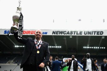 NEWCASTLE UPON TYNE, ENGLAND - MAY 07:  Newcastle United manmager Rafa Benitez celebrates  after winning the Sky Bet Championship Title after the match between Newcastle United and Barnsley at St James' Park on May 7, 2017 in Newcastle upon Tyne, England.