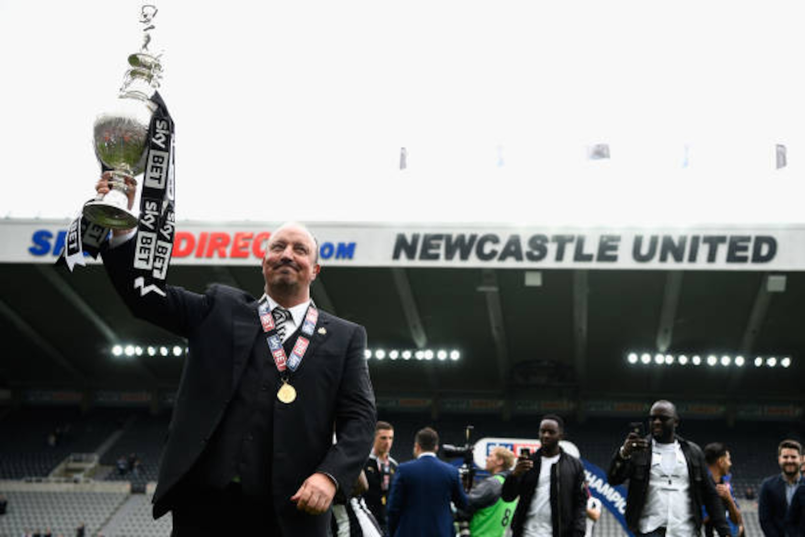 NEWCASTLE UPON TYNE, ENGLAND - MAY 07:  Newcastle United manmager Rafa Benitez celebrates  after winning the Sky Bet Championship Title after the match between Newcastle United and Barnsley at St James' Park on May 7, 2017 in Newcastle upon Tyne, England.