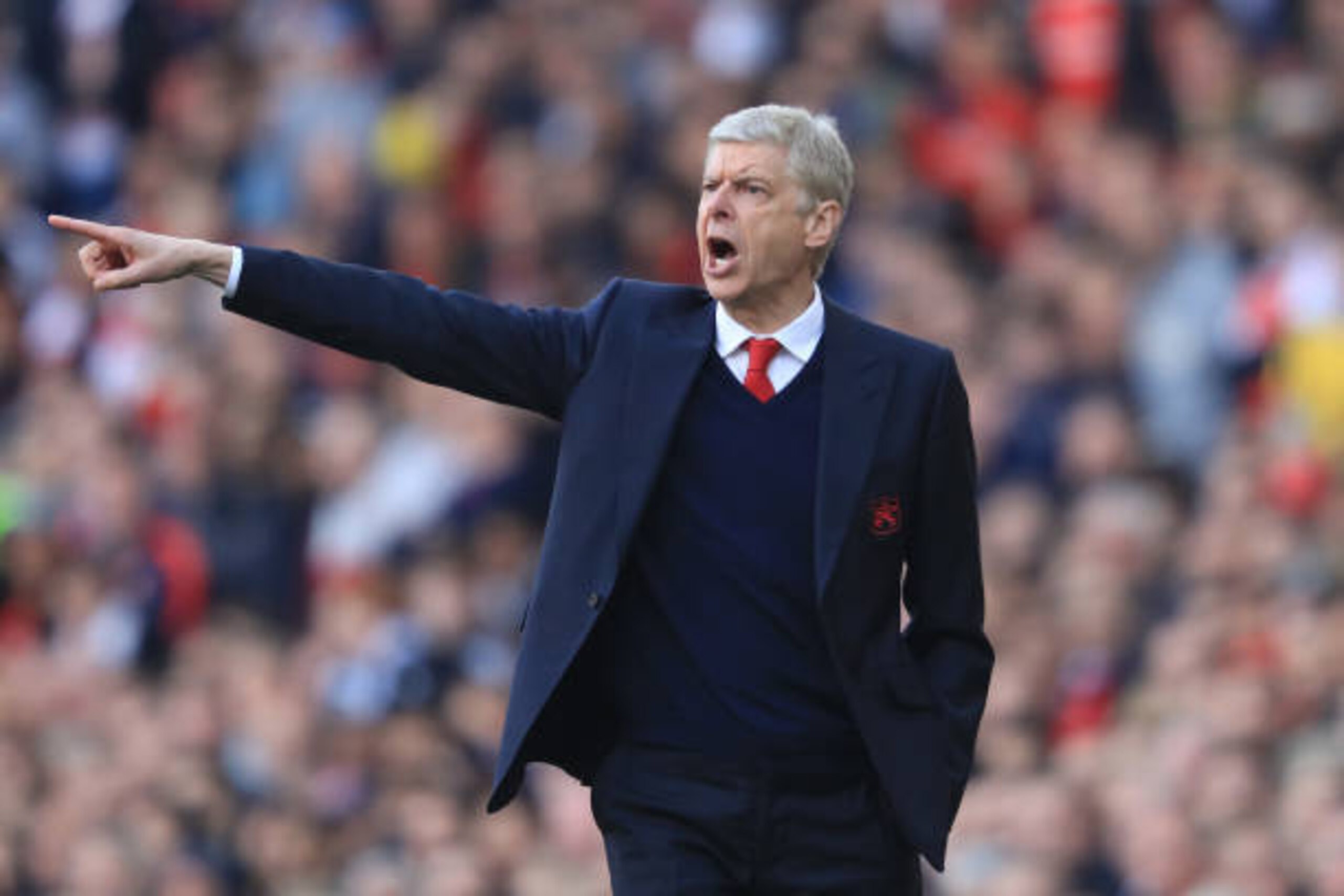 LONDON, ENGLAND - MAY 07: Arsene Wenger, Manager of Arsenal gives his team instructions during the Premier League match between Arsenal and Manchester United at the Emirates Stadium on May 7, 2017 in London, England.  (Photo by Richard Heathcote/Getty Ima