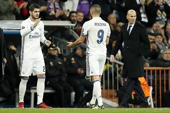 (L-R) Alvaro Morata of Real Madrid, Karim Benzema of Real Madrid, coach Zinedine Zidane of Real Madridduring the UEFA Champions League group F match between  Real Madrid and Borussia Dortmund on December 07, 2016 at the Santiago Bernabeu stadium in Madrid